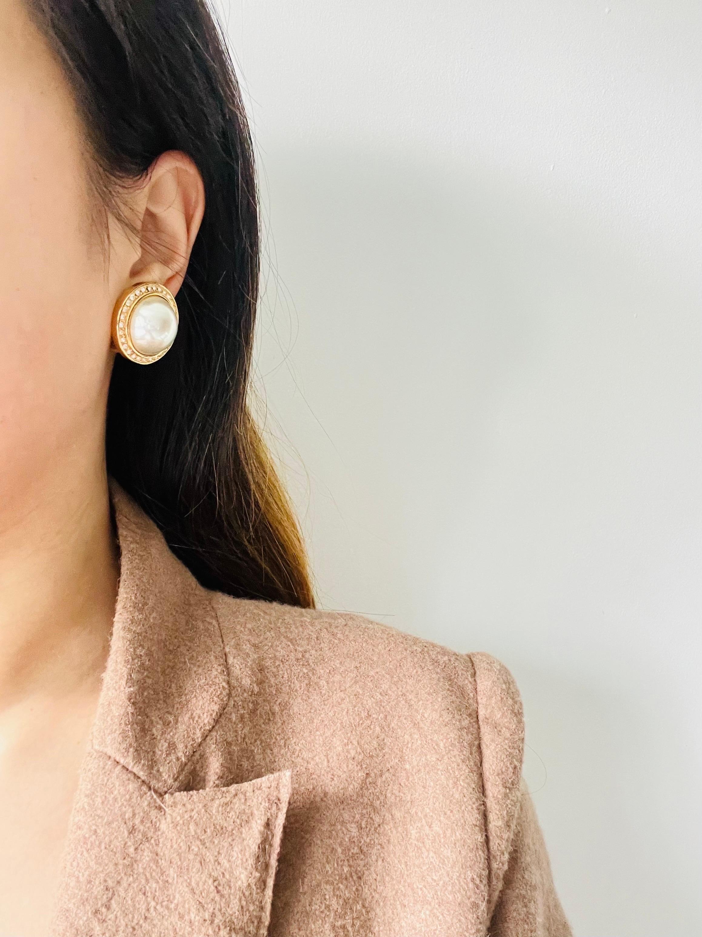 Christian Dior GROSSE 1990 CHC Große runde weiße Perlen Kristalle Clip-Ohrringe im Angebot 3