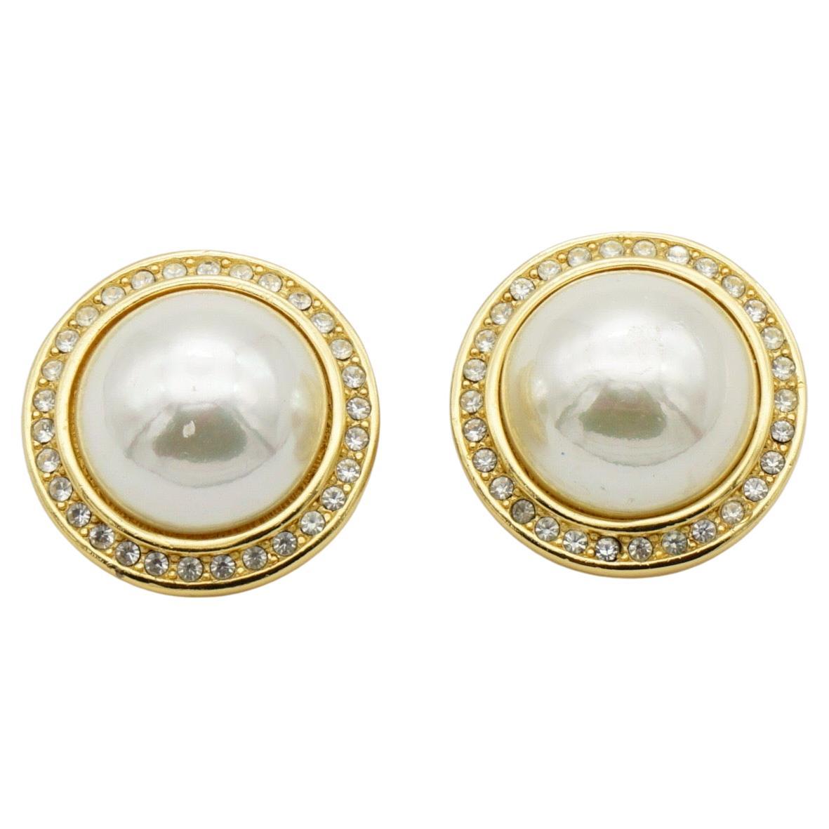 Christian Dior GROSSE 1990 CHC Große runde weiße Perlen Kristalle Clip-Ohrringe im Angebot
