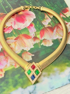 Collana Omega "GROSSE" di Christian Dior in oro con diamanti, rubini, smeraldi e chiusura Gripoix