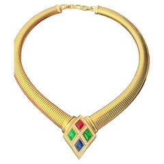 Collana Omega "GROSSE" di Christian Dior in oro con diamanti, rubini, smeraldi e chiusura Gripoix