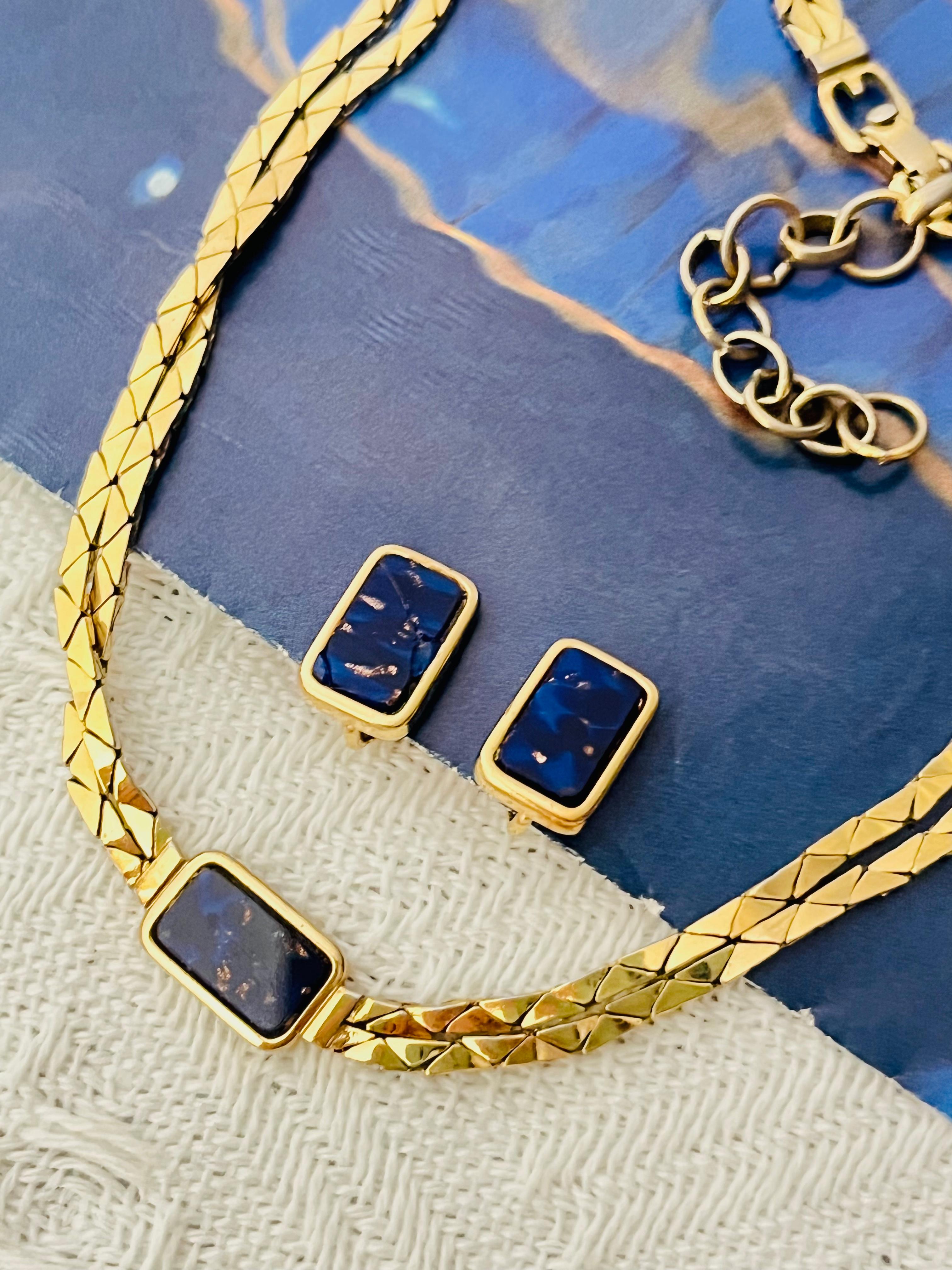 Christian Dior GROSSE 1970s Vintage Unisex Lapis Navy Blue Foil Rectangle Double Strands Layers A Link Chain Pendant Necklace Earrings2 Jewellery Gift Set, Gold Plated 

Collana in ottime condizioni, con una leggera perdita di colore. Il chip su uno