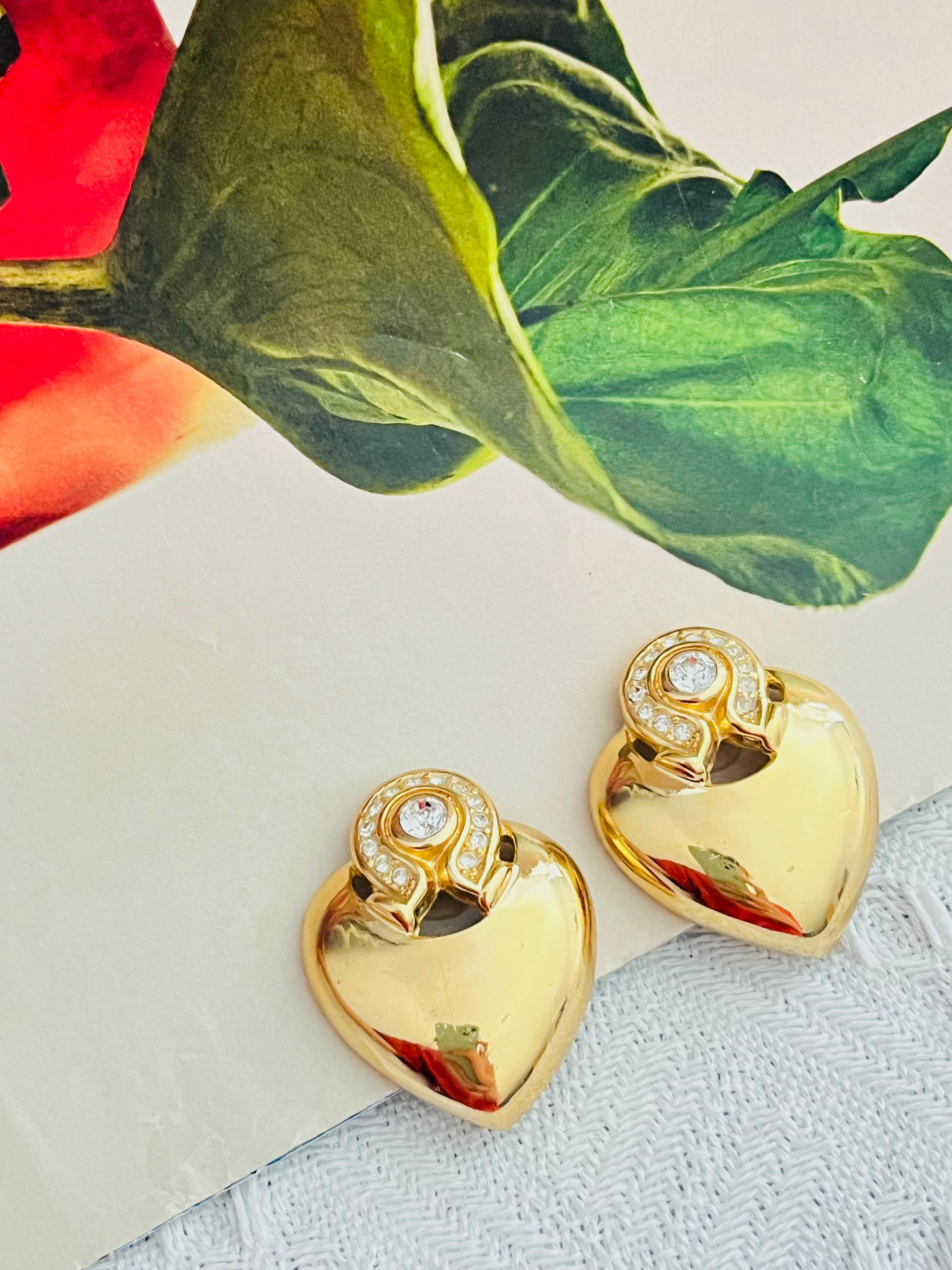 Christian Dior GROSSE 1970s Large Baroque Heart Love Openwork Crystals Glow Chunky Statement Modernist Elegant Clip Earrings, Gold Tone

Very good condition. Not any stones lost. Light scratches or colour loss, barely noticeable. 100% Genuine.

A