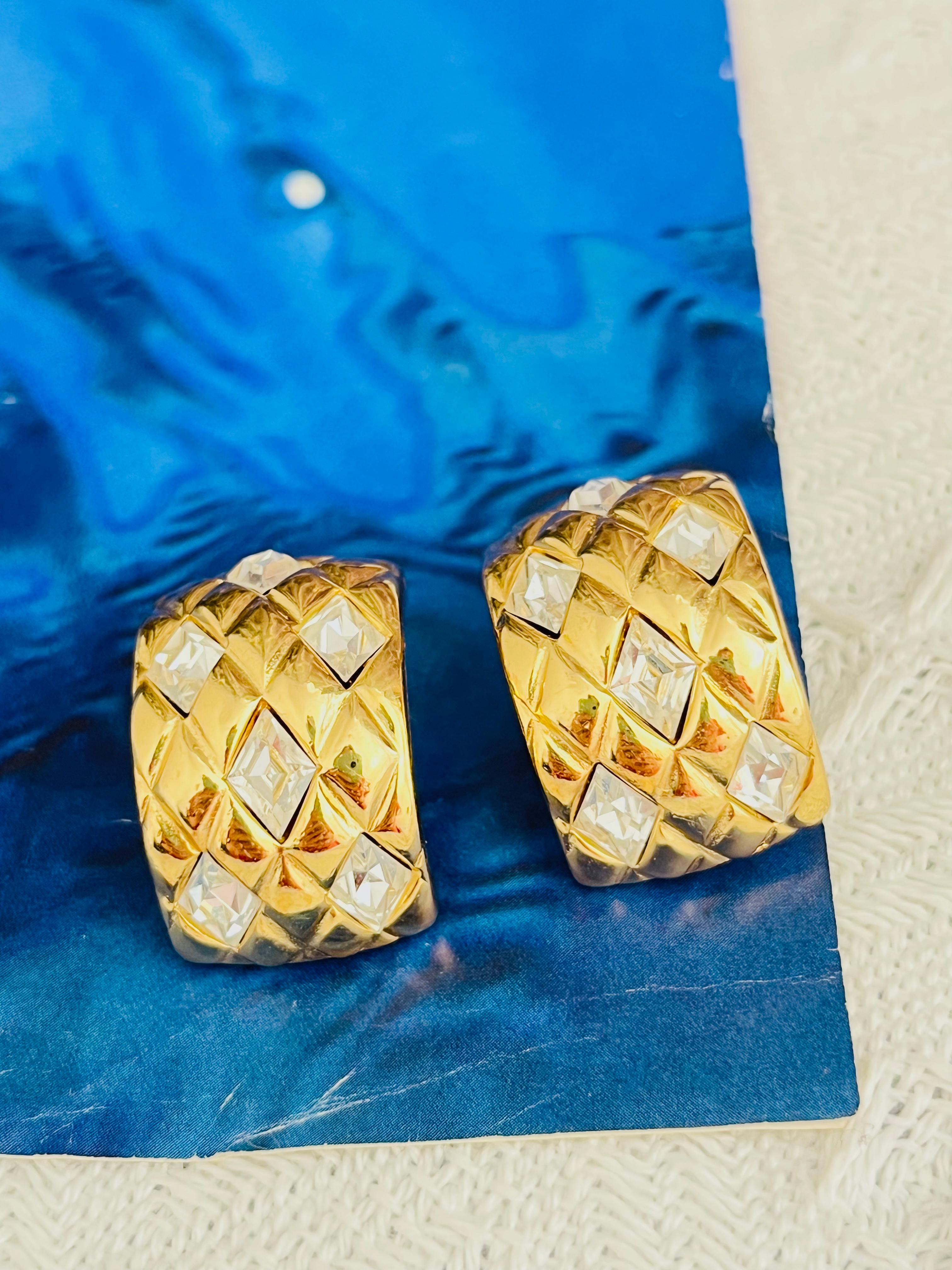 Christian Dior GROSSE 1970er Jahre Unisex große Diamant-Kristalle Plaid Matelassé Rechteck Hälfte Hoop Kuppel klobig Erklärung Modernist Clip-Ohrringe, Gold-Ton

Sehr guter Zustand. Es sind keine Steine verloren gegangen. Leichte Kratzer oder