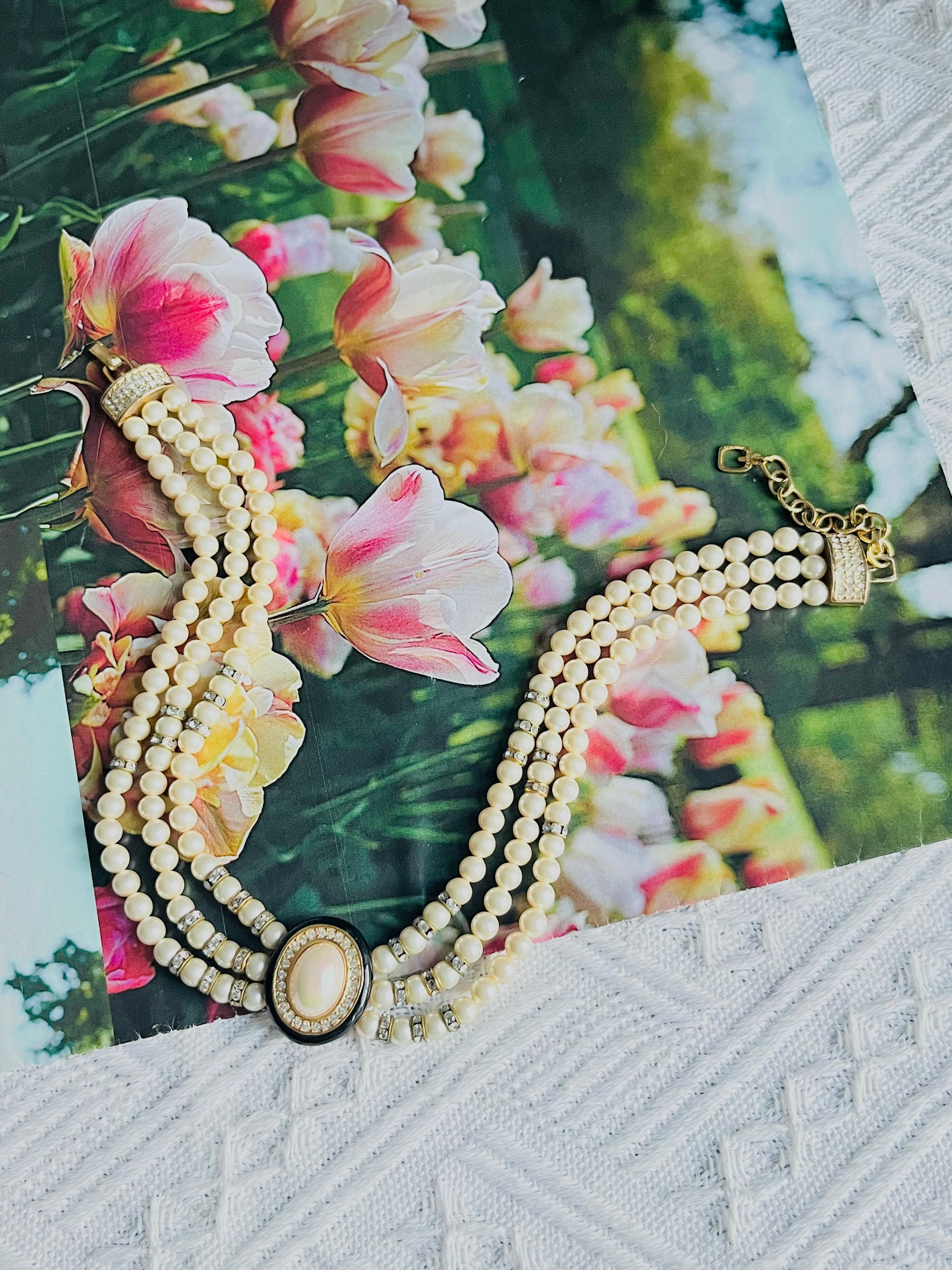 Christian Dior GROSSE 1960s Oval Large Black White Crystals Pearls Pendant Trio Beads Balls Strands Layers Choker Collar Elegant Necklace, Gold Tone

Condizioni eccellenti. Non si staccano le perle finte. Leggera perdita di colore sul metallo o