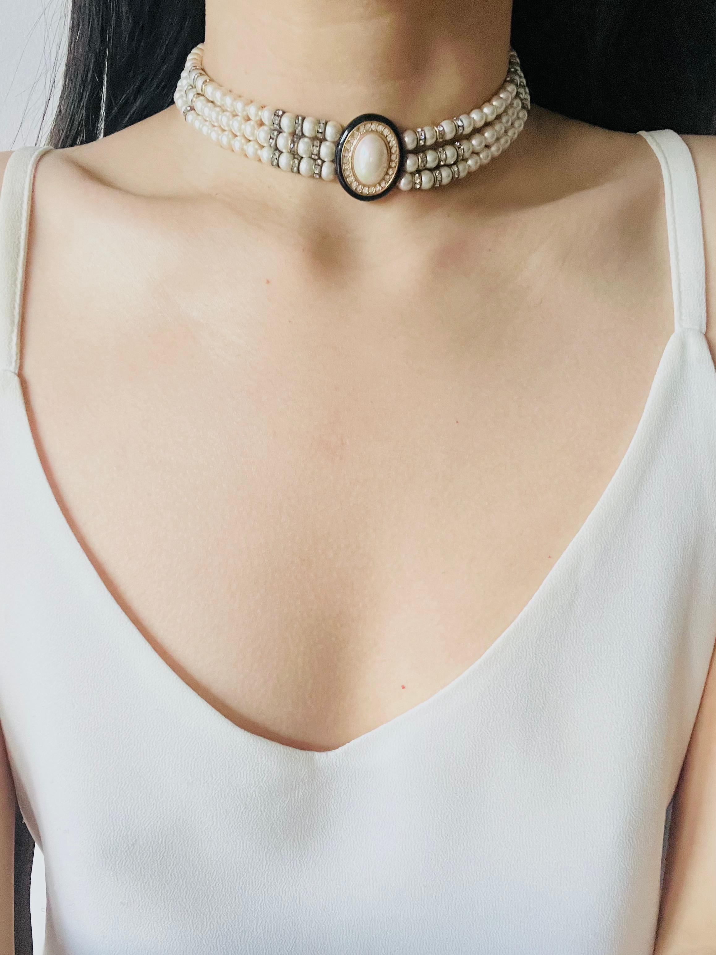Christian Dior GROSSE - Collana girocollo ovale con perle e cristalli in Trio in vendita 3