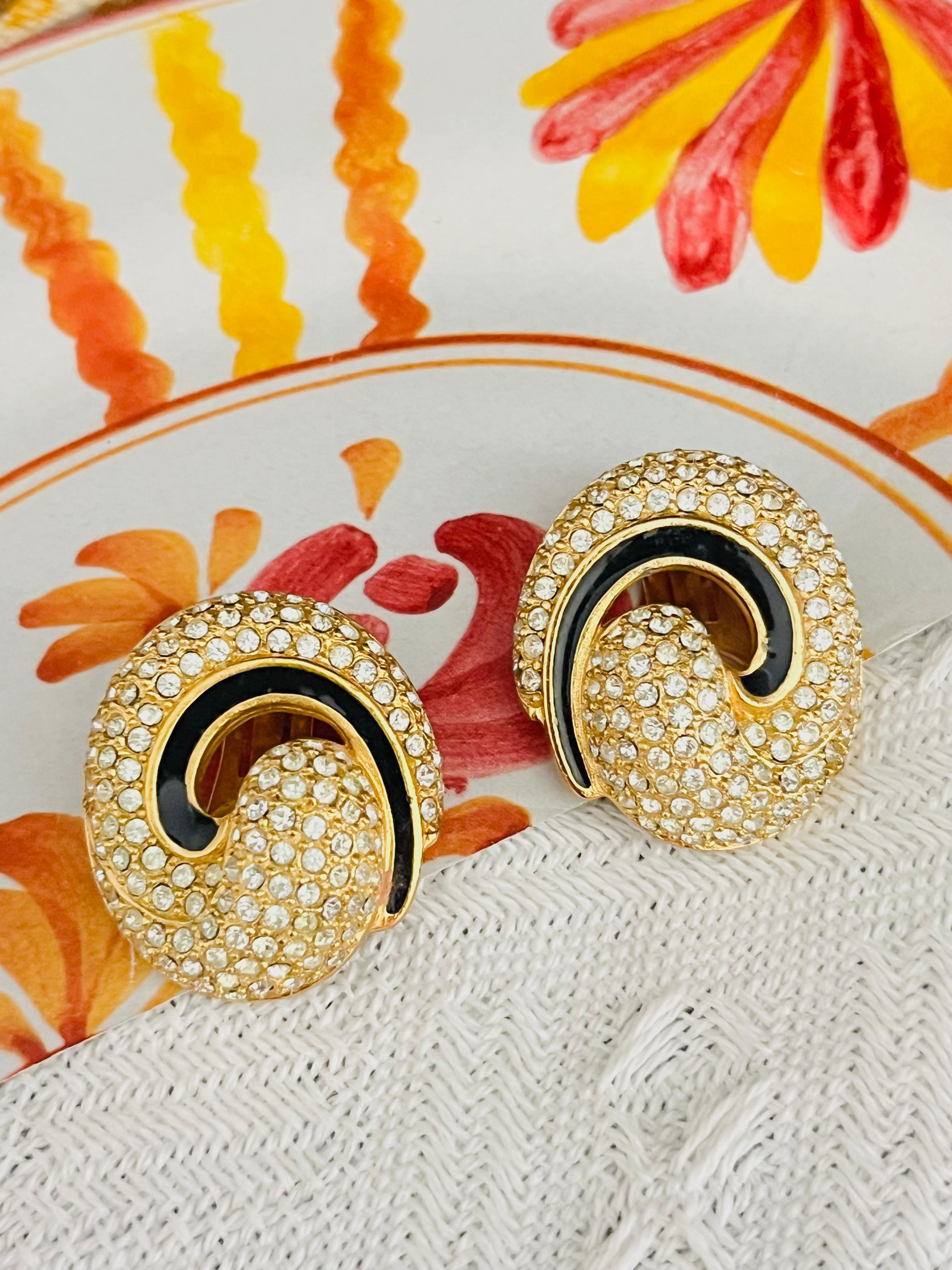 Christian Dior GROSSE 1970er Vintage große ganze funkelnde glänzende Kristalle schwarzer Emaille durchbrochene ovale Muschel Aussage klobig modernistische elegante Clip-Ohrringe, Gold-Ton

Sehr guter Zustand. Es sind keine Steine verloren gegangen.