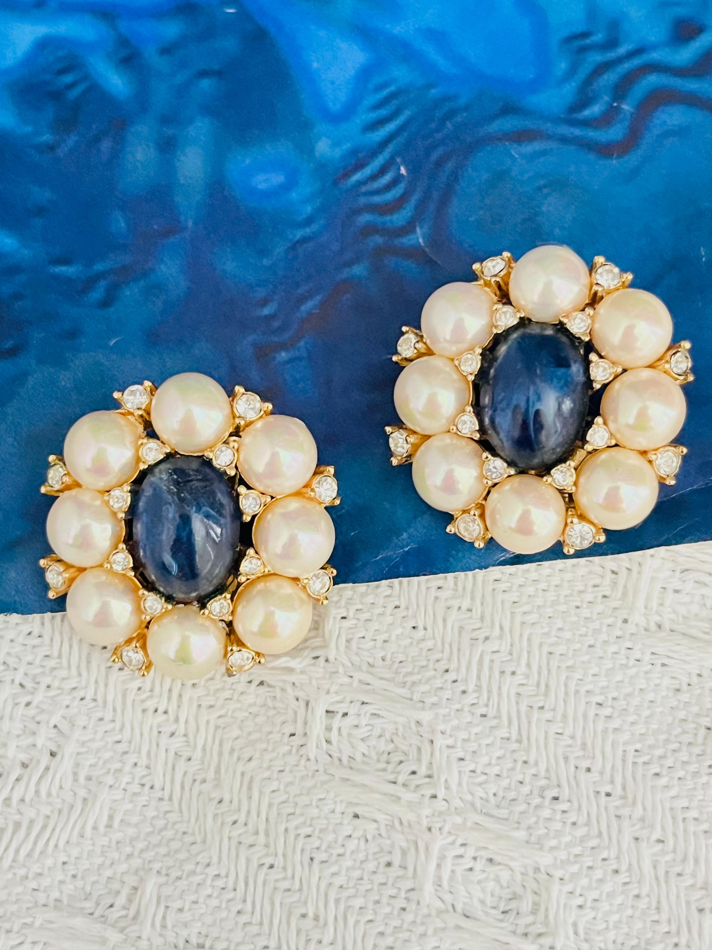 Christian Dior GROSSE 1970s Vintage Zaffiro Blu Navy Cabochon Ovale Bianco Cerchio Perle Scintillanti Cristalli Fiore Traforato Eleganti Orecchini a Clip, Tono Oro

Condizioni eccellenti. Non ci sono perdite di colore o di pietre, tutte le pietre