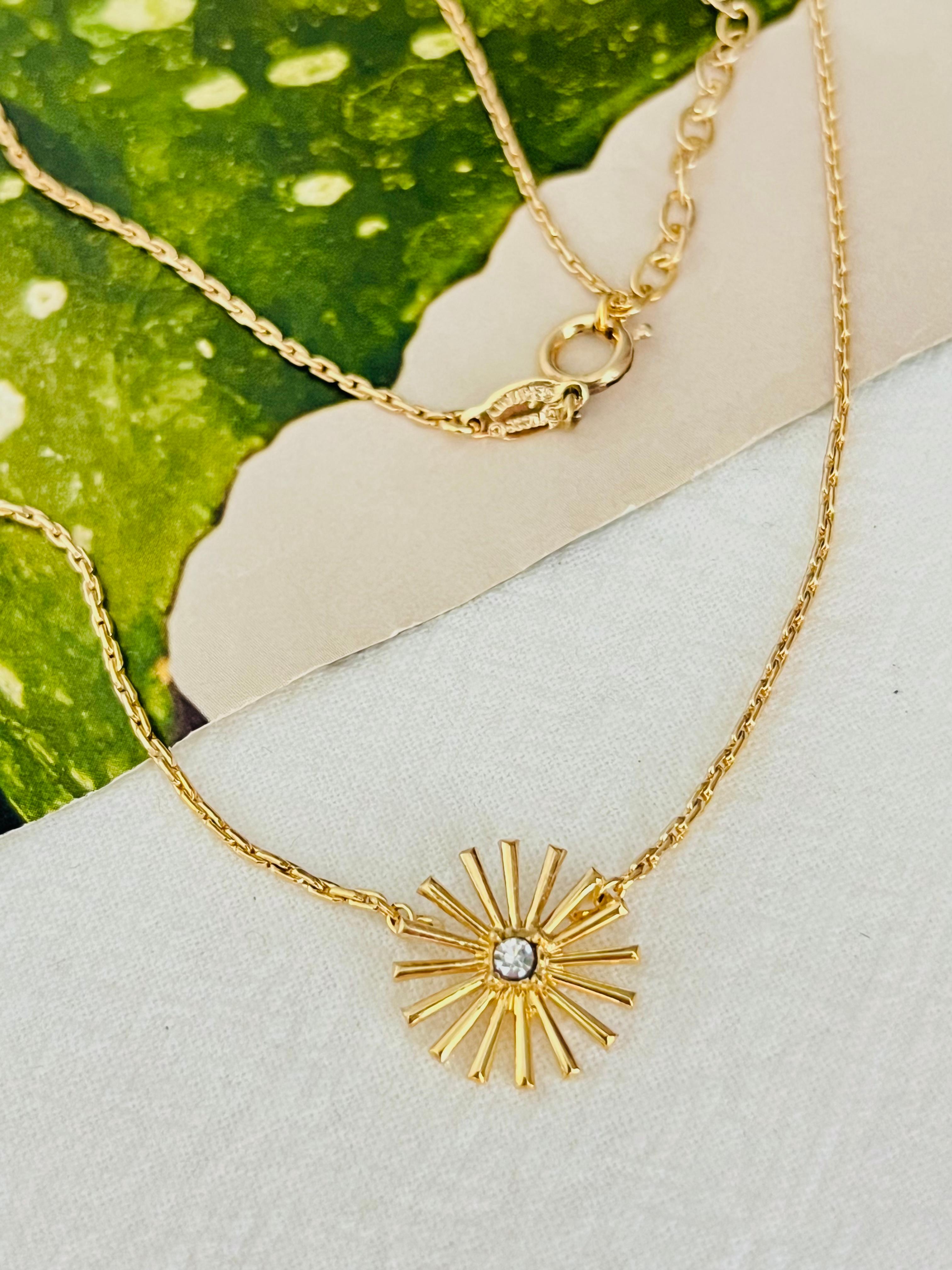 Christian Dior GROSSE Vintage 1960s Crystals Circle Radiant Sun Star Burst Flower Pendant Necklace, Gold Plated

Very good condition. Very light scratches or colour loss, barely noticeable.

Rare to find. Signed at clasp. 100% Genuine. 

Size:  28