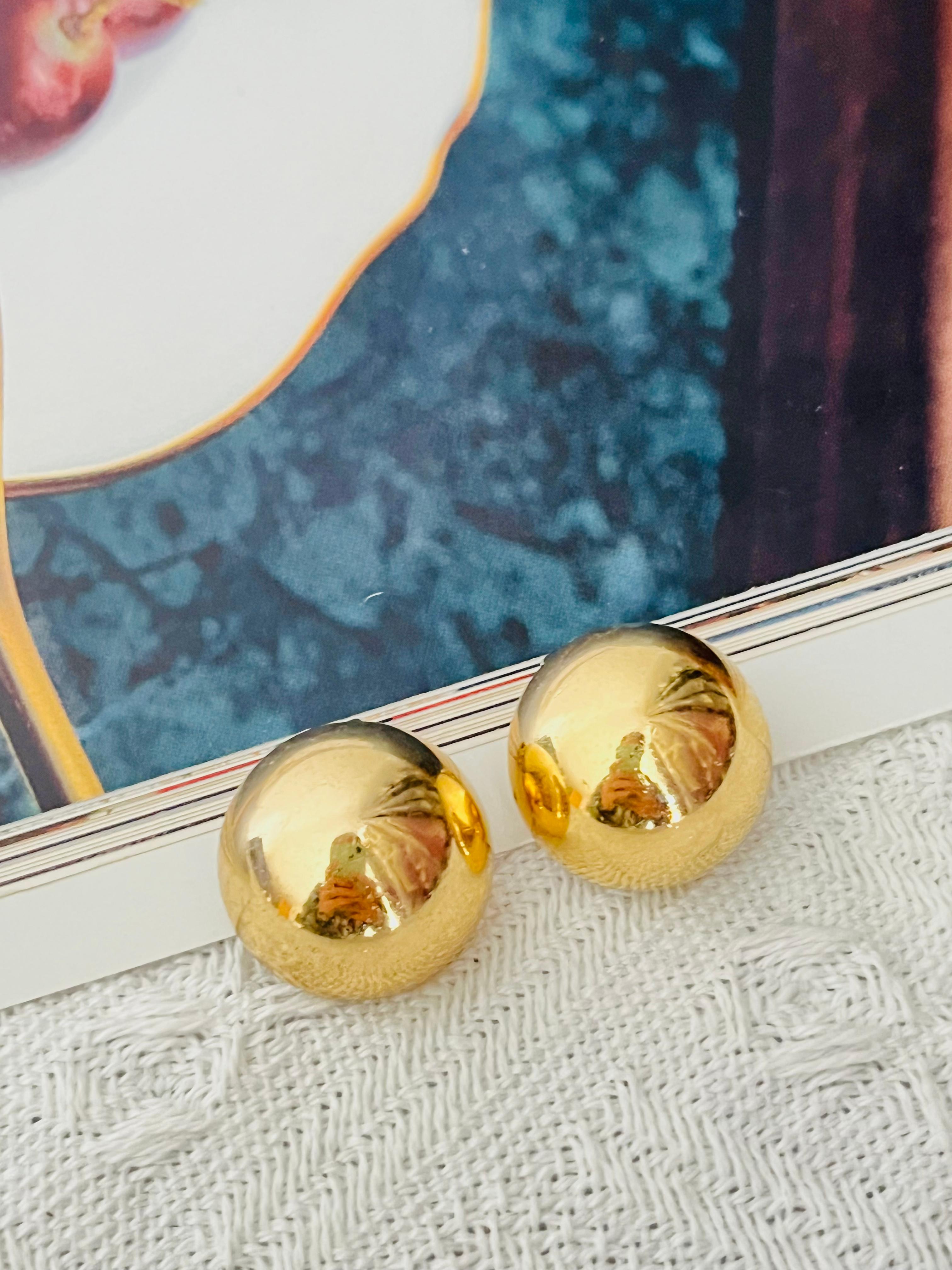 Christian Dior GROSSE Vintage Unisex 1980s Glow Circle Round Dome Hoop Modernist Earrings, Gold Tone

Good condition. Some light scratches and colour loss. 100% genuine.

A very beautiful pair of clip on earrings by Chr. DIOR, signed at the