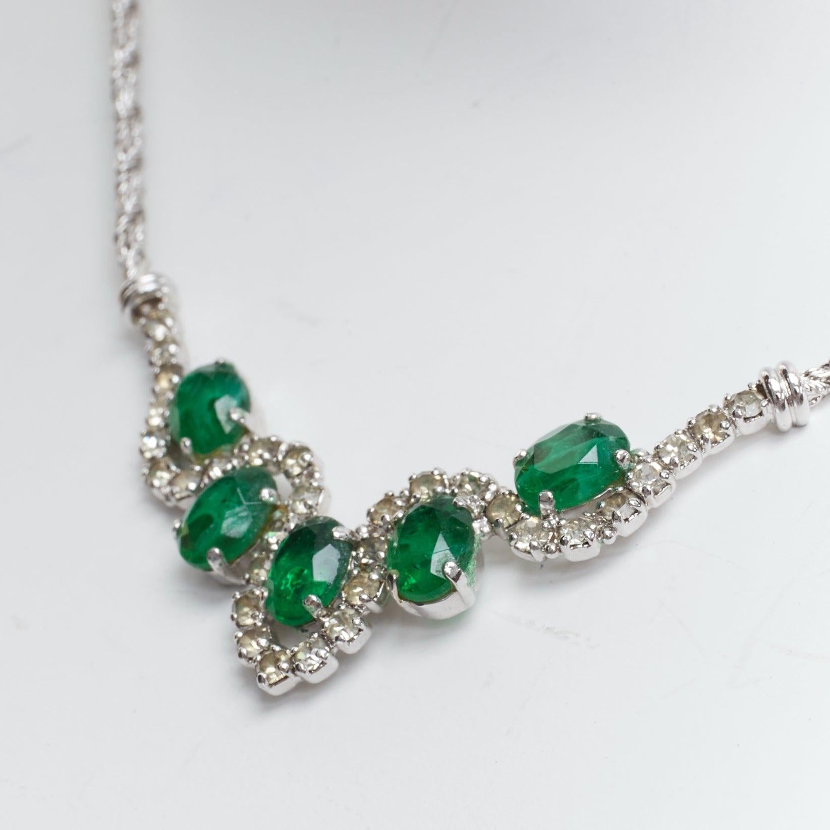 CHRISTIAN DIOR GROSSE Collana vintage in cristallo a grappolo verde
Riferimento: TGAS/E00218
Marchio: Christian Dior
Collection'S: Chr Dior Germania
Materiale: Metallo
Colore: Verde, Argento
Modello: Tinta unita
Chiusura: Chiusura ad