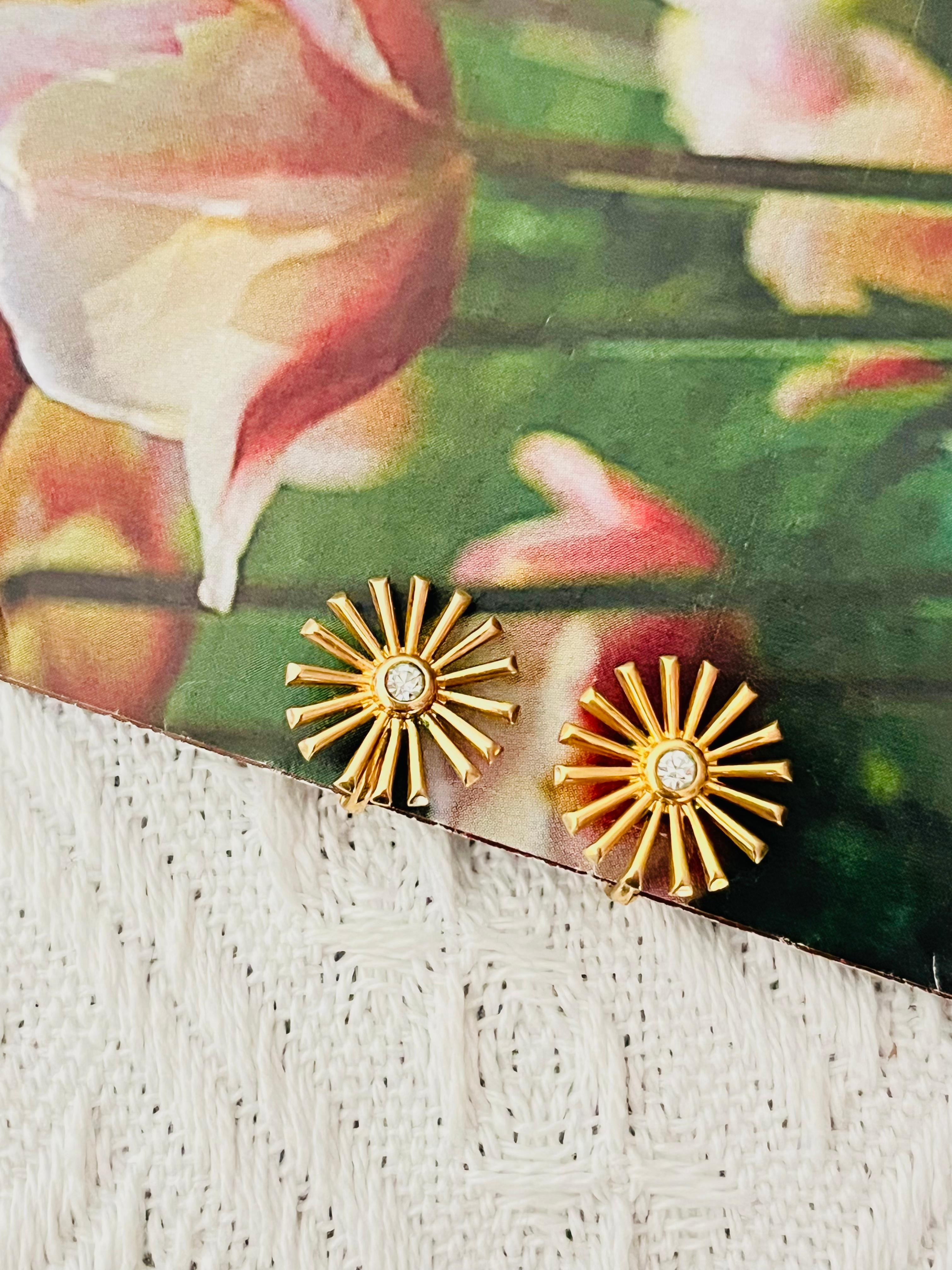 Christian Dior GROSSE Vintage 1970s Radiant Sun Star Burst Crystal Flower Elegant Clip Earrings, Gold Tone

Very good condition. Vintage and rare to find. Very beautiful. 100% Genuine.

A very beautiful pair of clip on earrings, signed at the back.