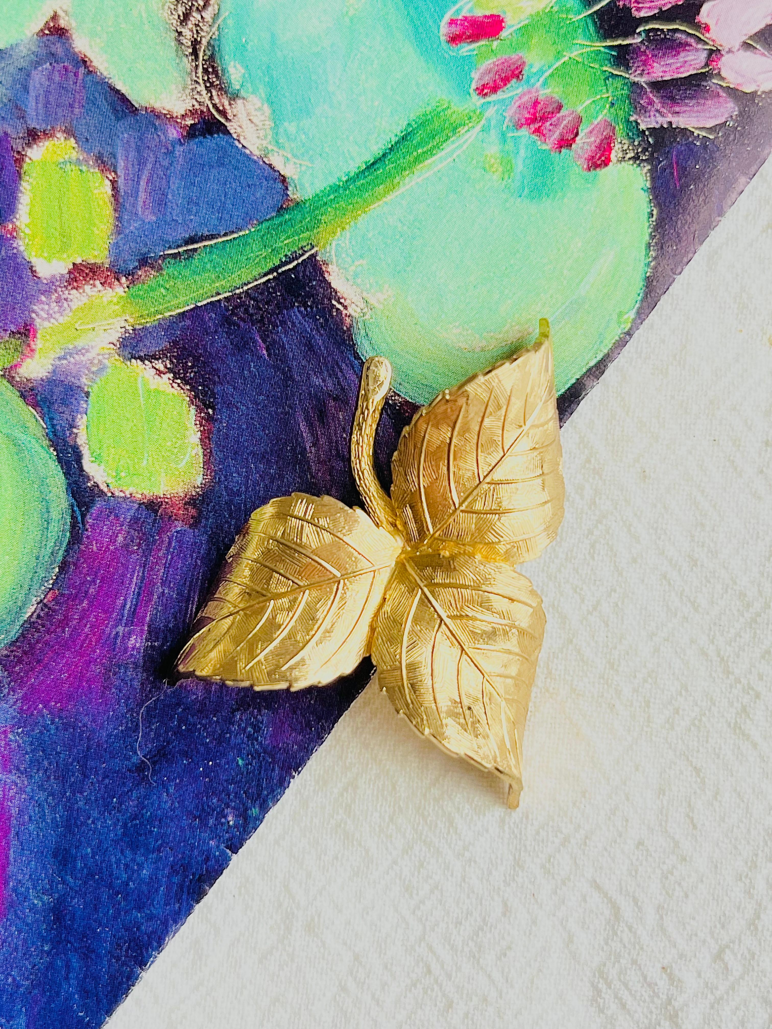 Art Deco Christian Dior GROSSE Vintage Textured Vivid Trio Three Swirl Leaf Gold Brooch  For Sale