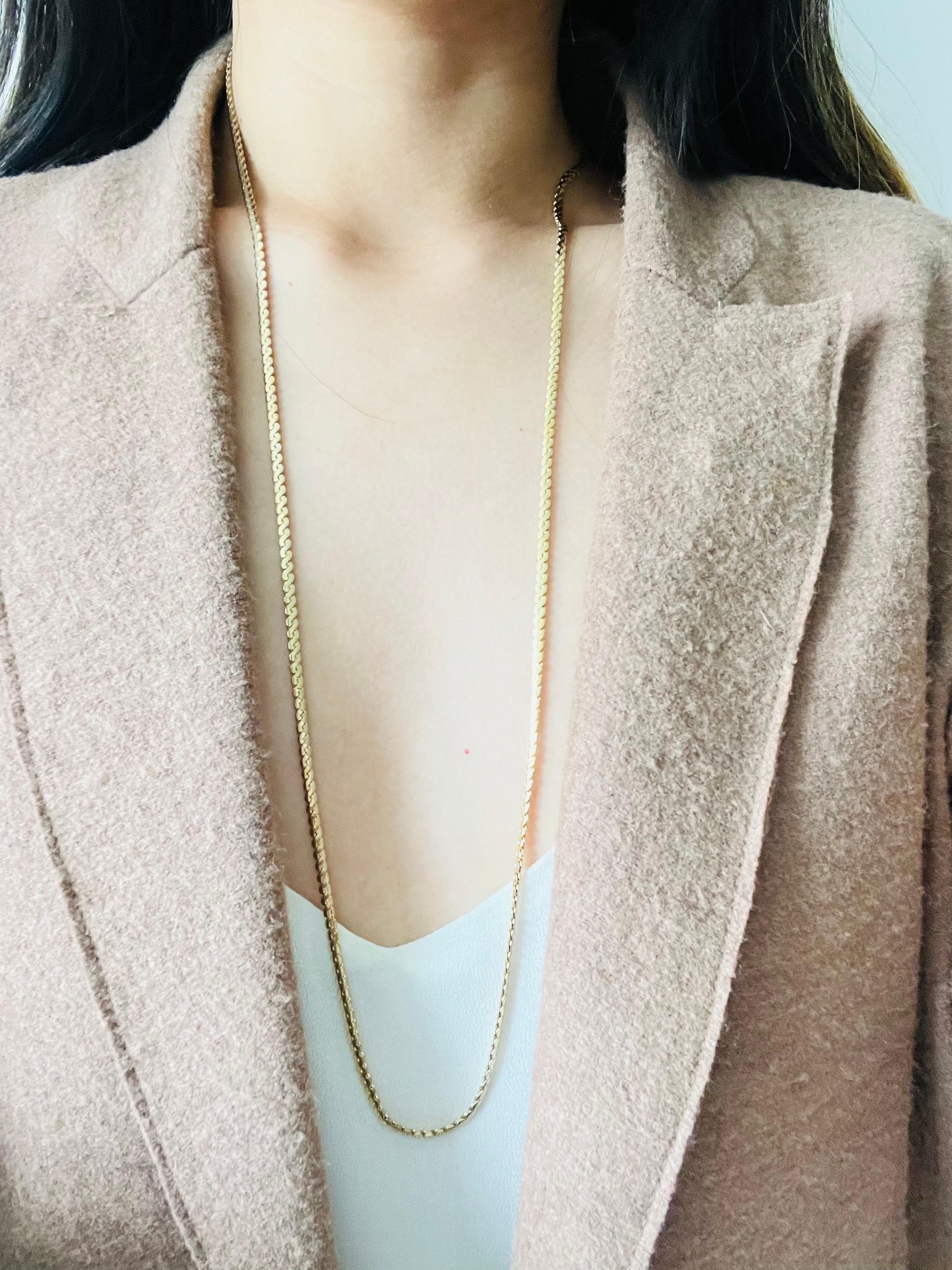 Christian Dior GROSSE Vintage Versatile dünne Serpentinenkette Gold lange Halskette im Angebot 1