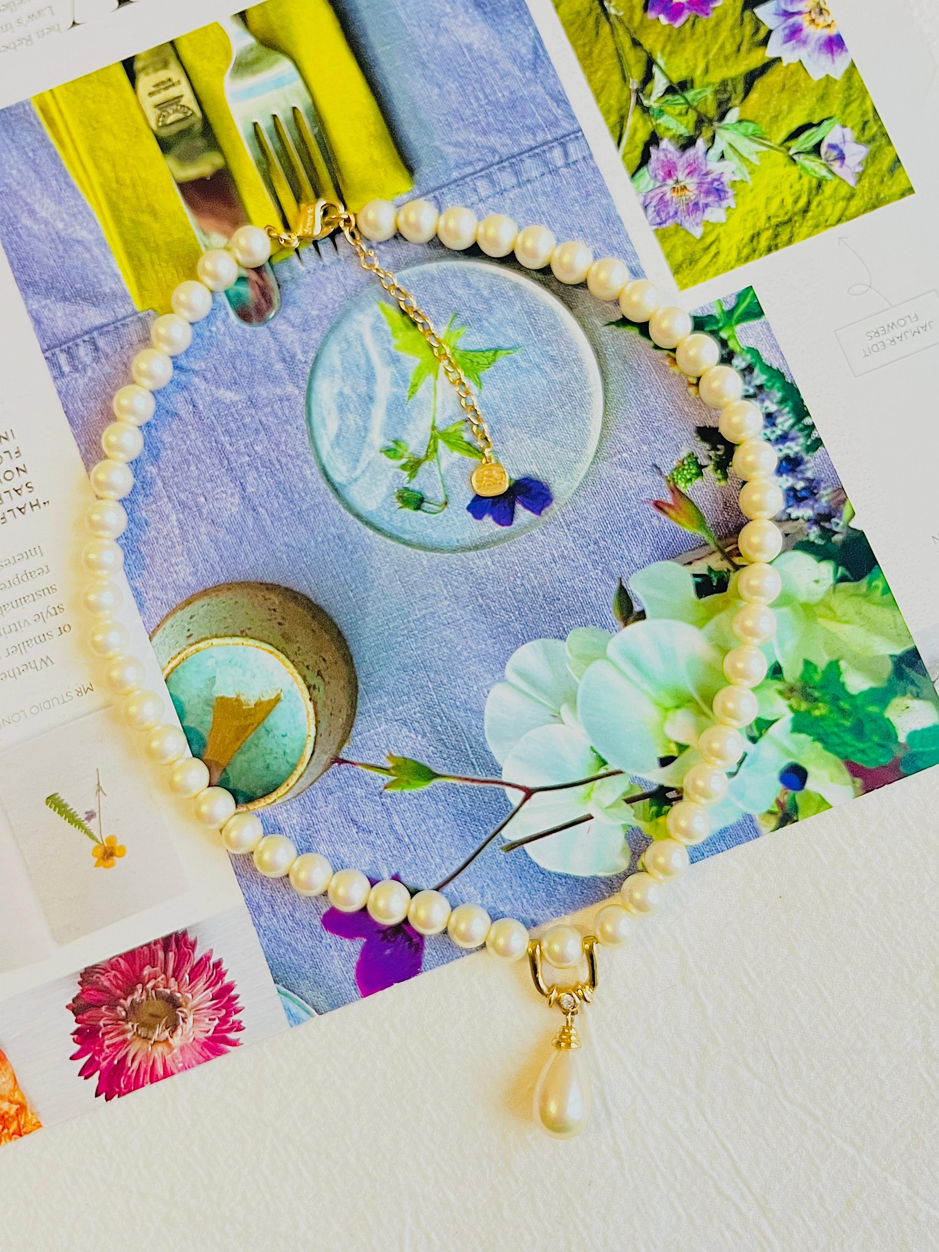 Art Déco Christian Dior GROSSE Collana di cristallo con perle rotonde bianche e ciondolo a goccia d'acqua in vendita