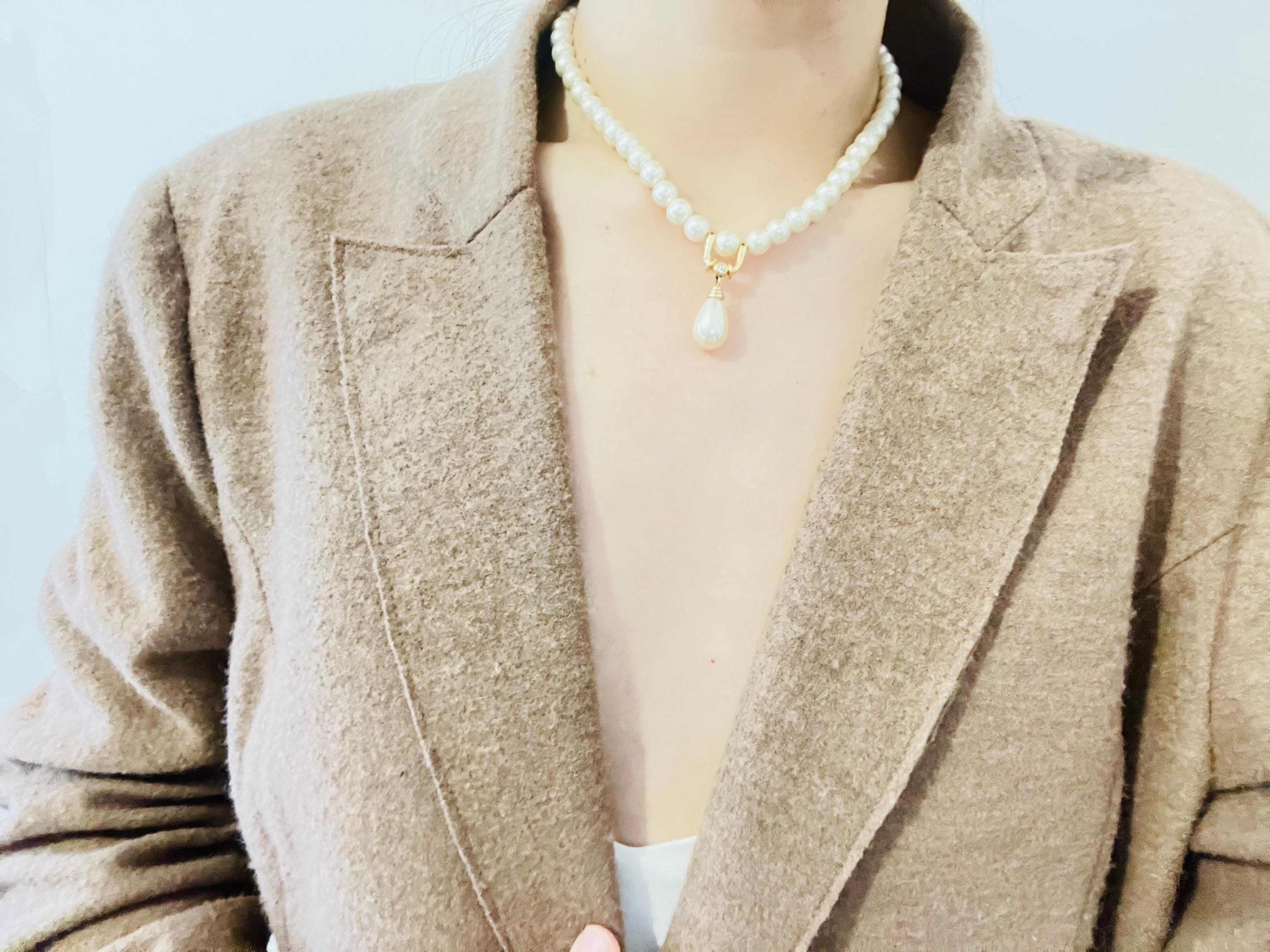 Christian Dior GROSSE Kristall-Halskette mit Wassertropfen-Anhänger, weiße runde Perlen im Angebot 1