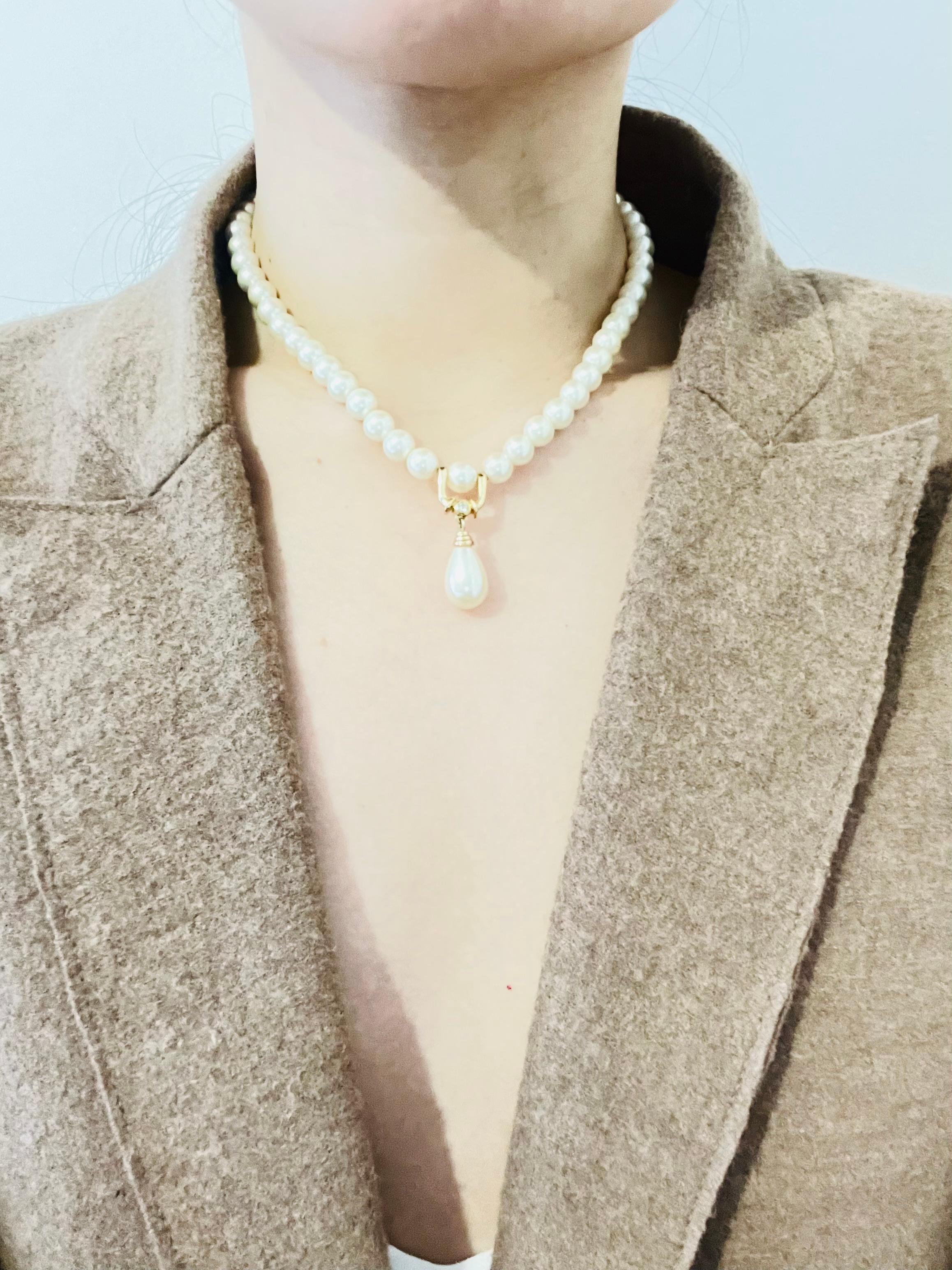 Christian Dior GROSSE Kristall-Halskette mit Wassertropfen-Anhänger, weiße runde Perlen im Angebot 2