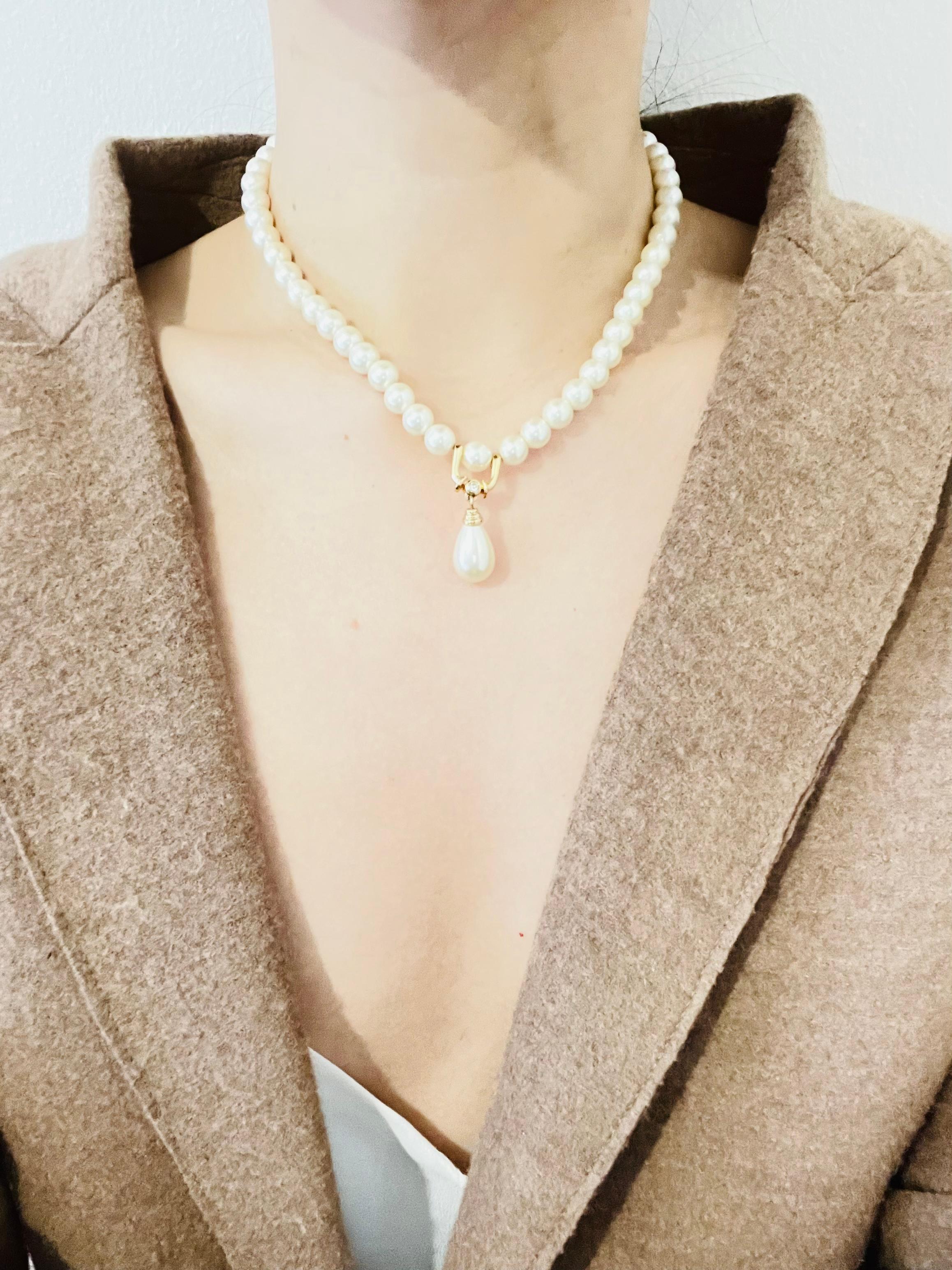 Christian Dior GROSSE Kristall-Halskette mit Wassertropfen-Anhänger, weiße runde Perlen im Angebot 3