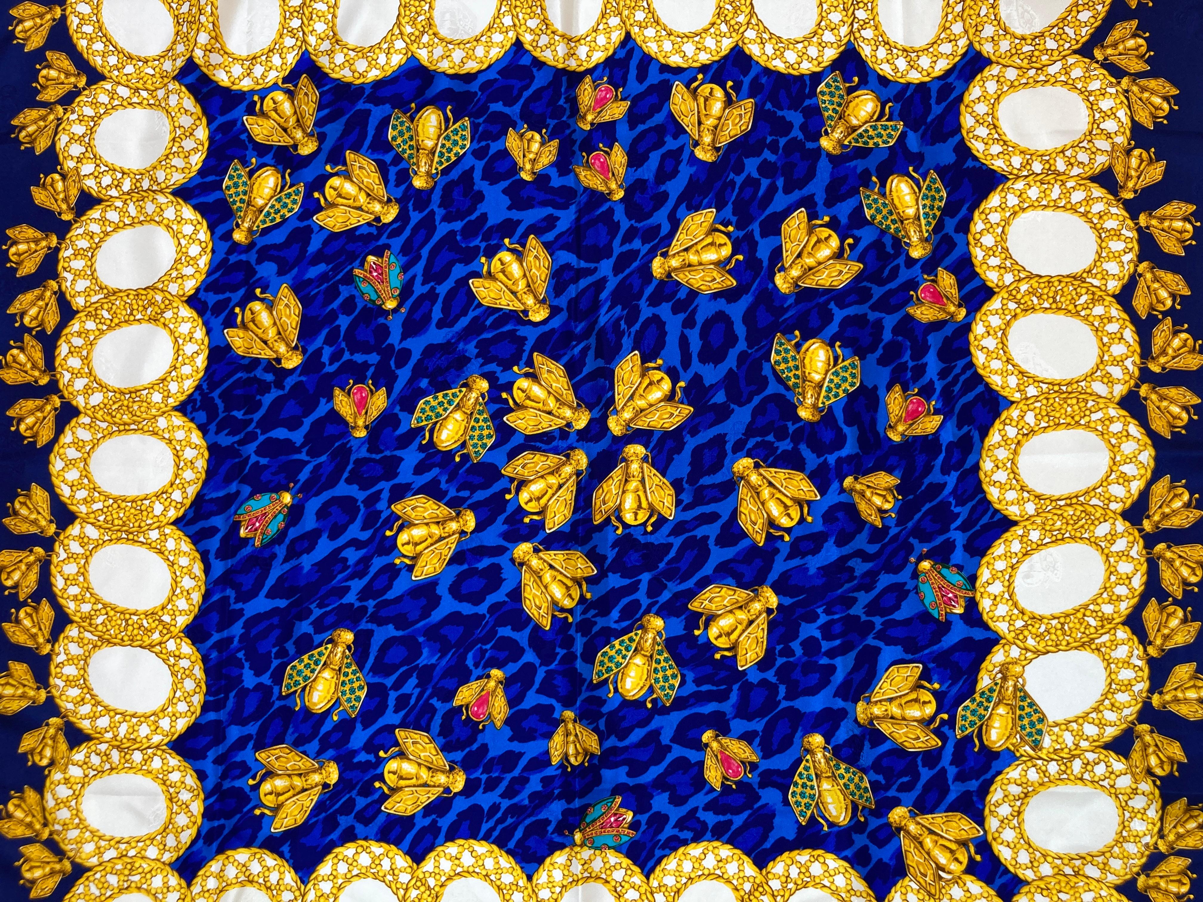 Echarpe en soie roulée à la main Christian Dior Bleu roi avec abeilles dorées en vente 9
