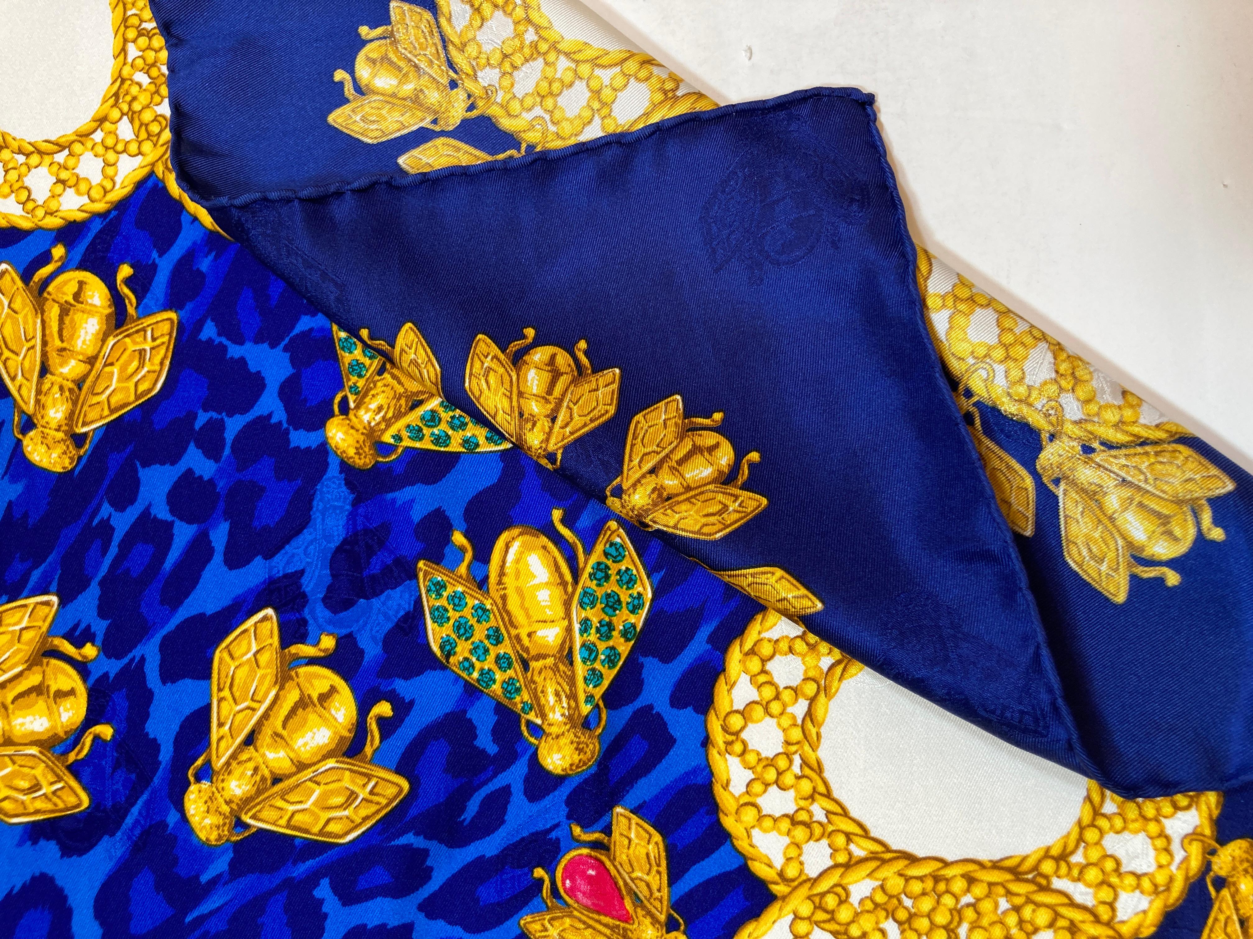 Echarpe en soie roulée à la main Christian Dior Bleu roi avec abeilles dorées en vente 11