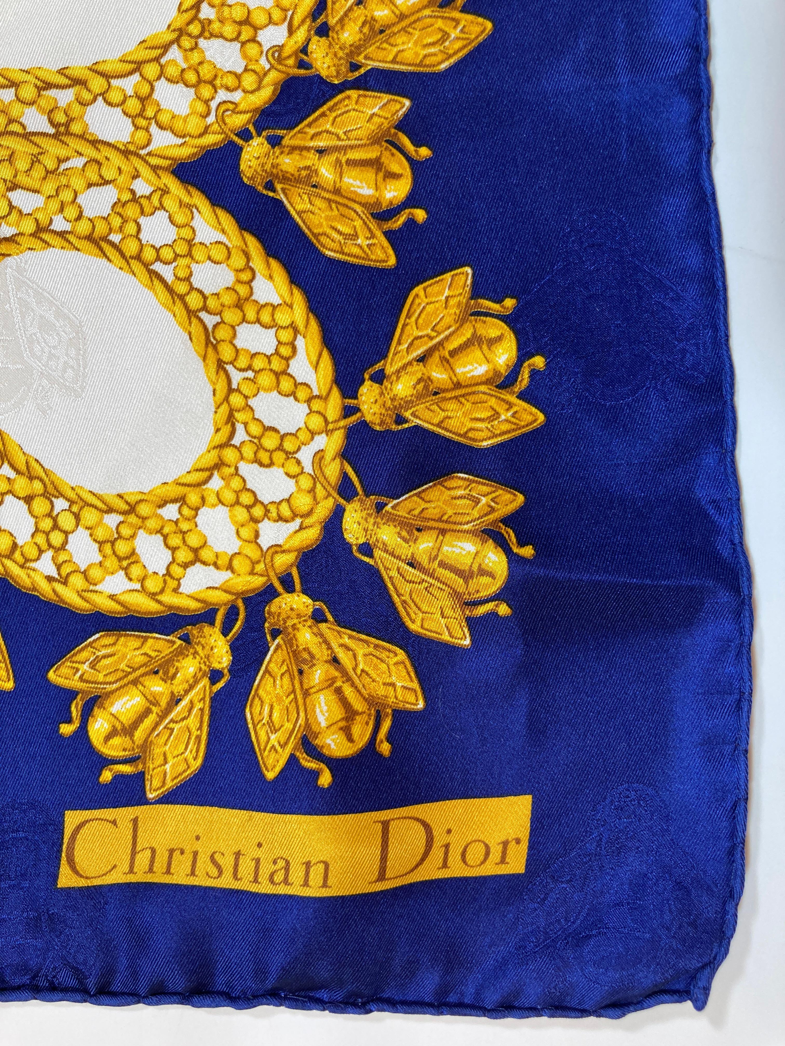 Echarpe en soie roulée à la main Christian Dior Bleu roi avec abeilles dorées en vente 14