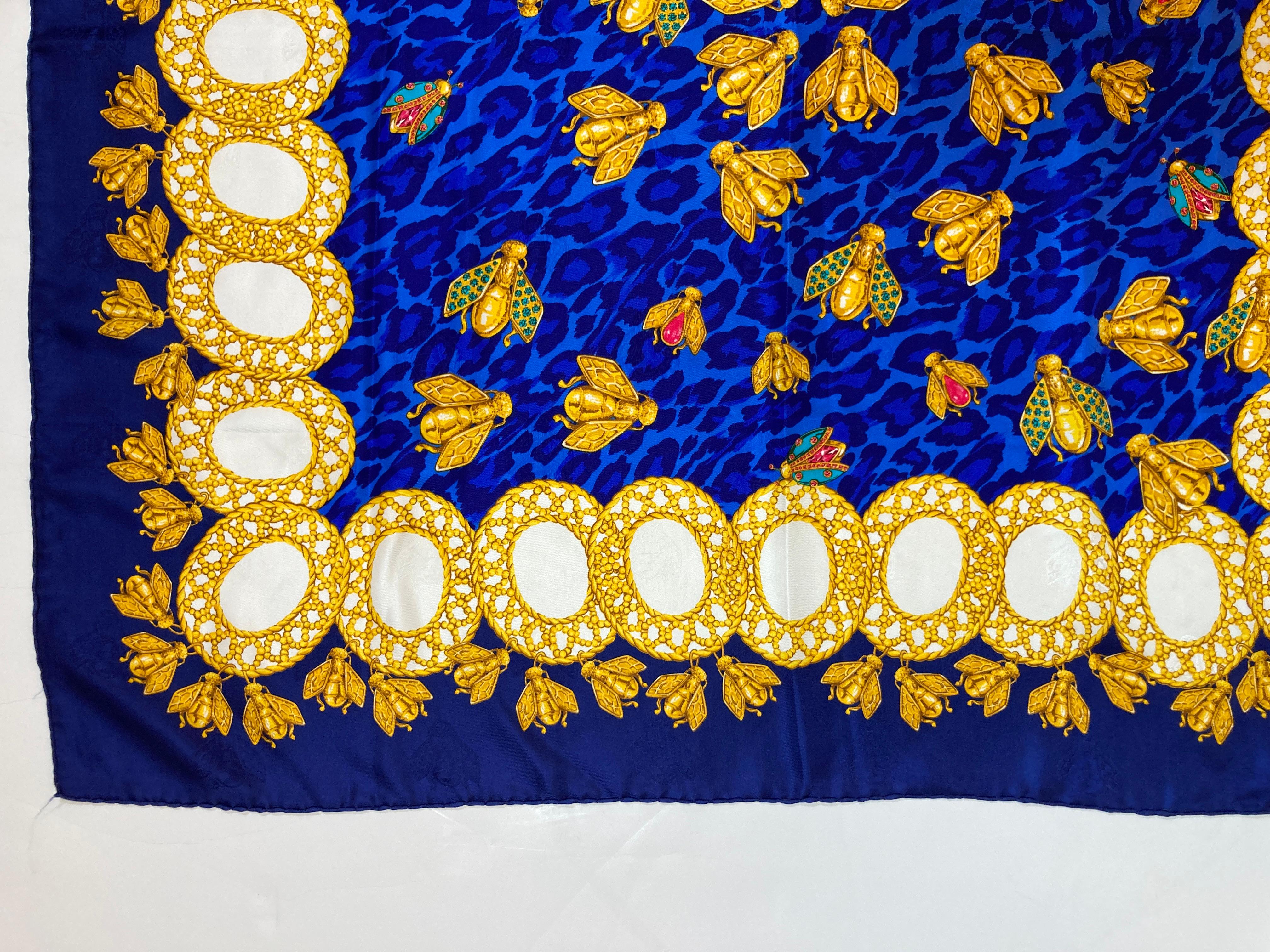 Echarpe en soie roulée à la main Christian Dior Bleu roi avec abeilles dorées en vente 1
