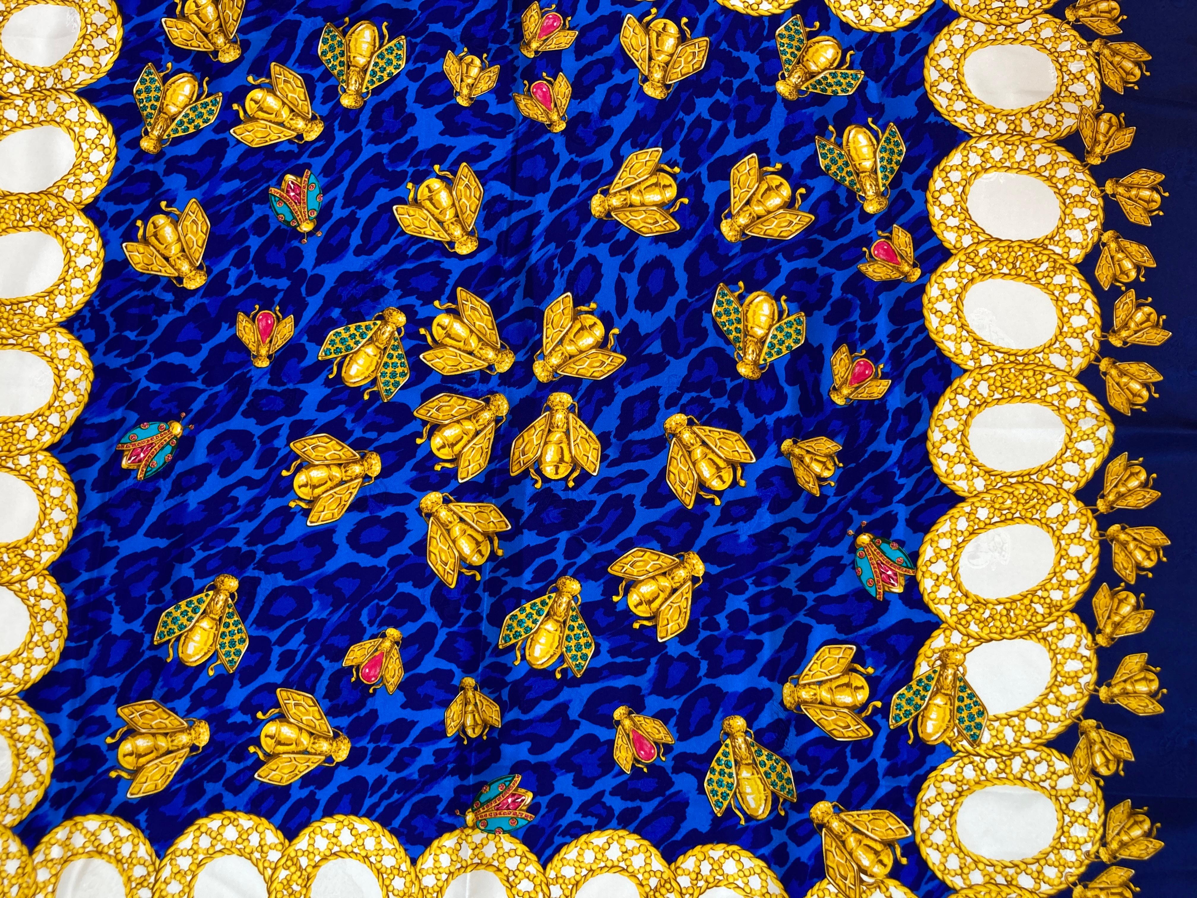 Echarpe en soie roulée à la main Christian Dior Bleu roi avec abeilles dorées en vente 3