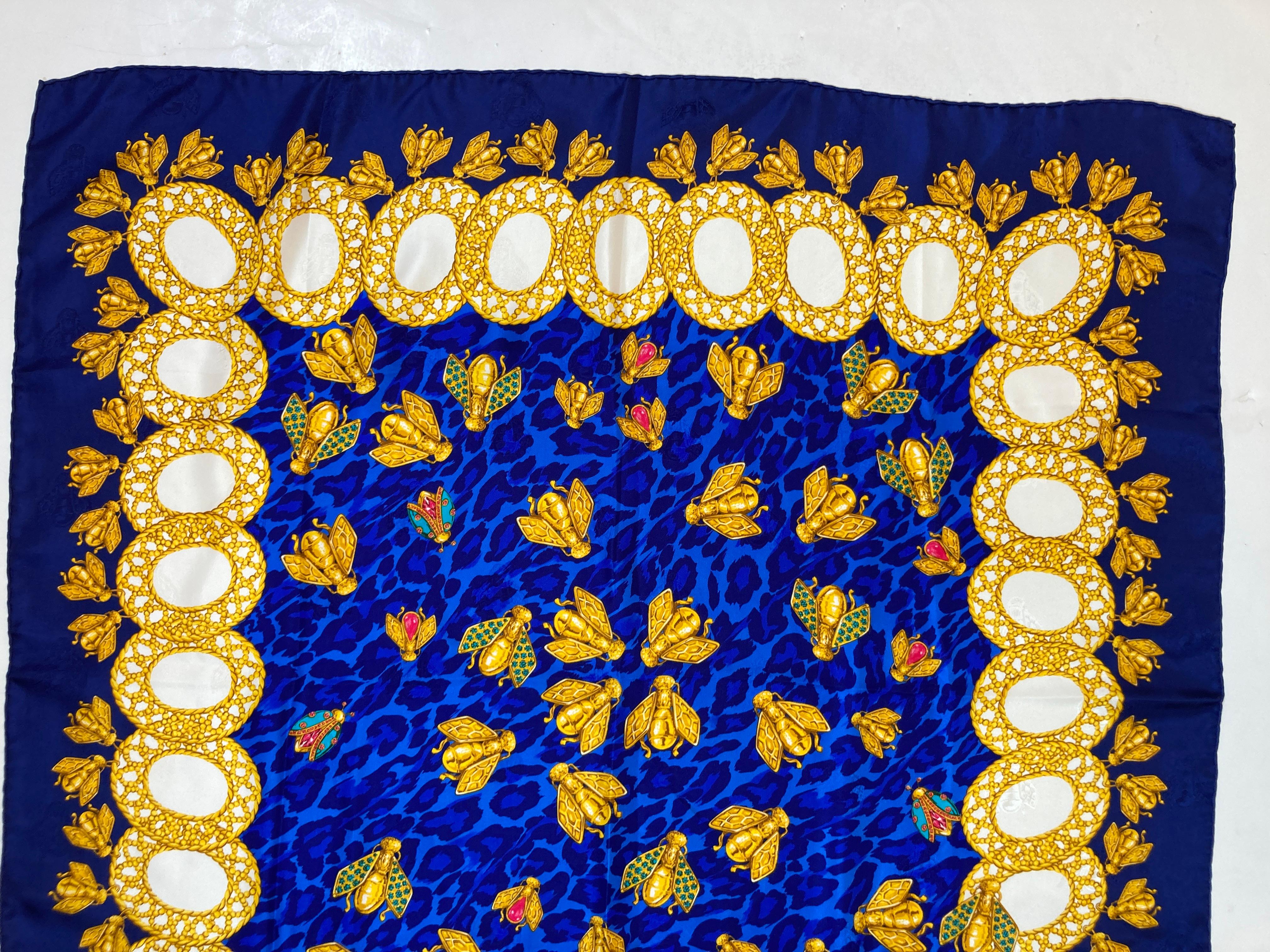 Echarpe en soie roulée à la main Christian Dior Bleu roi avec abeilles dorées en vente 5