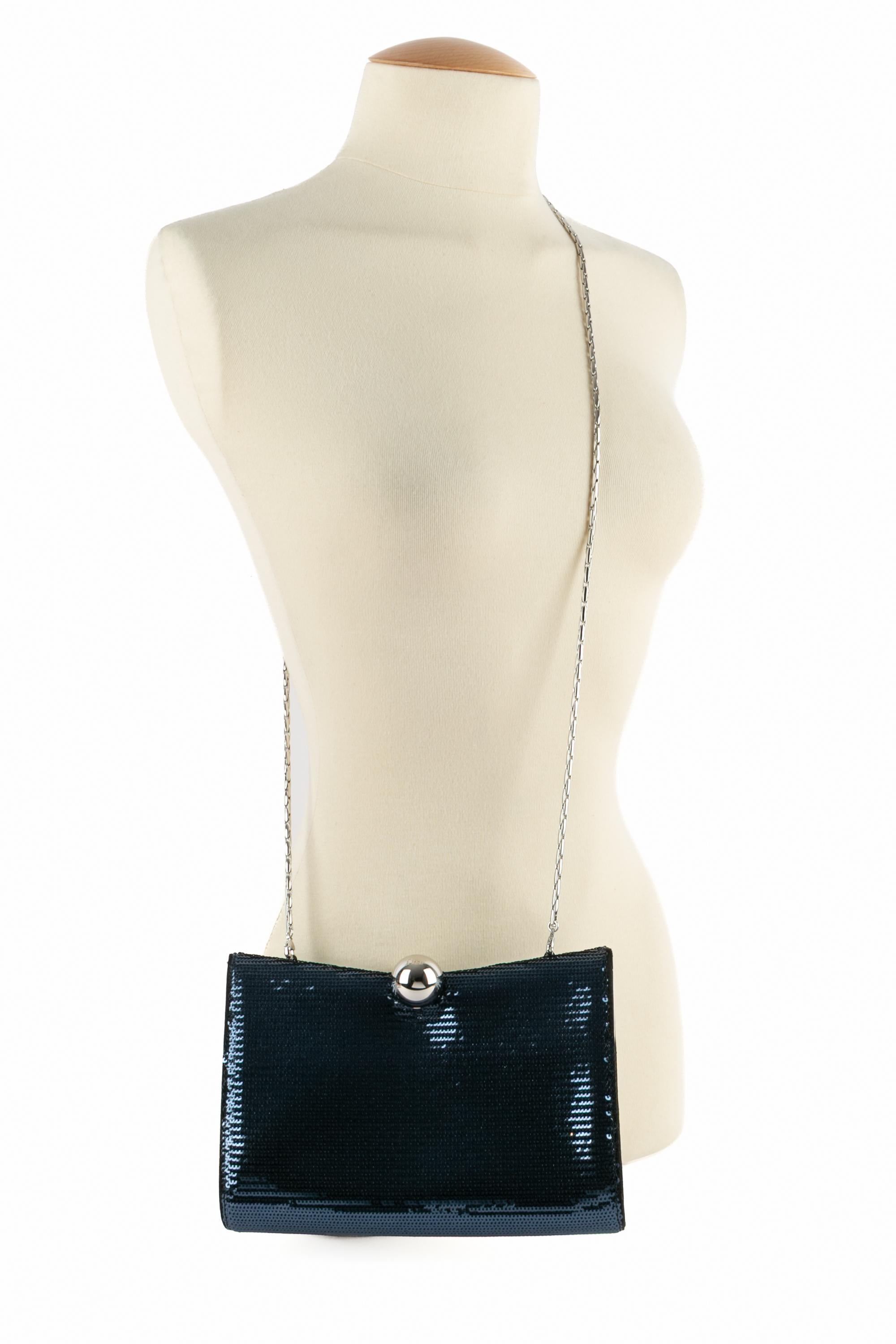 DIOR - (Fabriqué en Italie) Sac à main entièrement brodé de paillettes bleues. Poignée et fermeture en métal argenté. Collectional 2015.

Condit :
Très bon état.

Dimensions :
Longueur : 21 cm - Hauteur : 14 cm - Profondeur : 3 cm - Poignée : 118