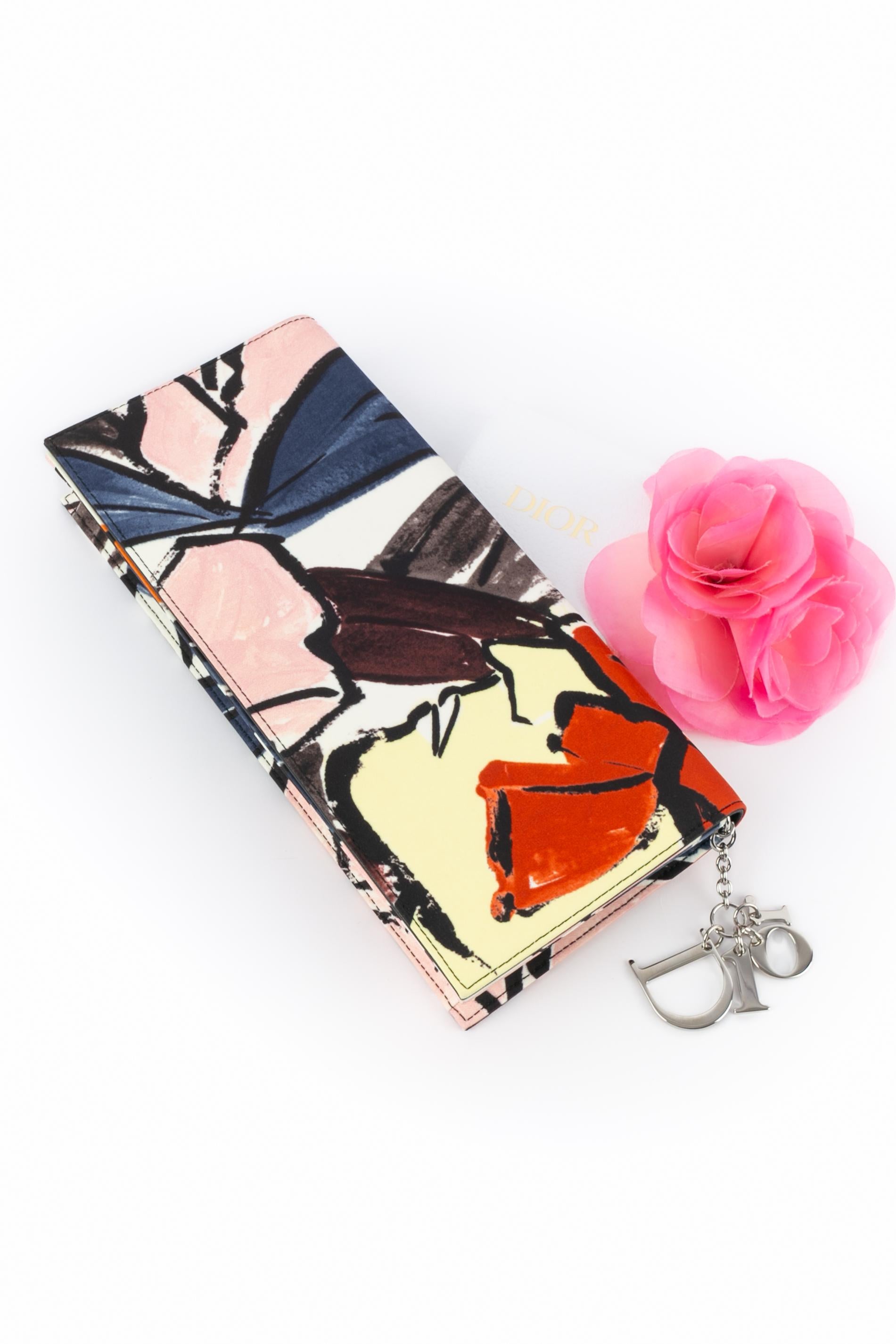DIOR - (Fabriqué en Italie) Sac à main en toile. Anse en chaîne en métal argenté. Collectional 2015 Resort sous la direction artistique de Raf Simons.

Condit :
Très bon état.

Dimensions :
Longueur : 27 cm - Hauteur : 12 cm - Profondeur : 4 cm -