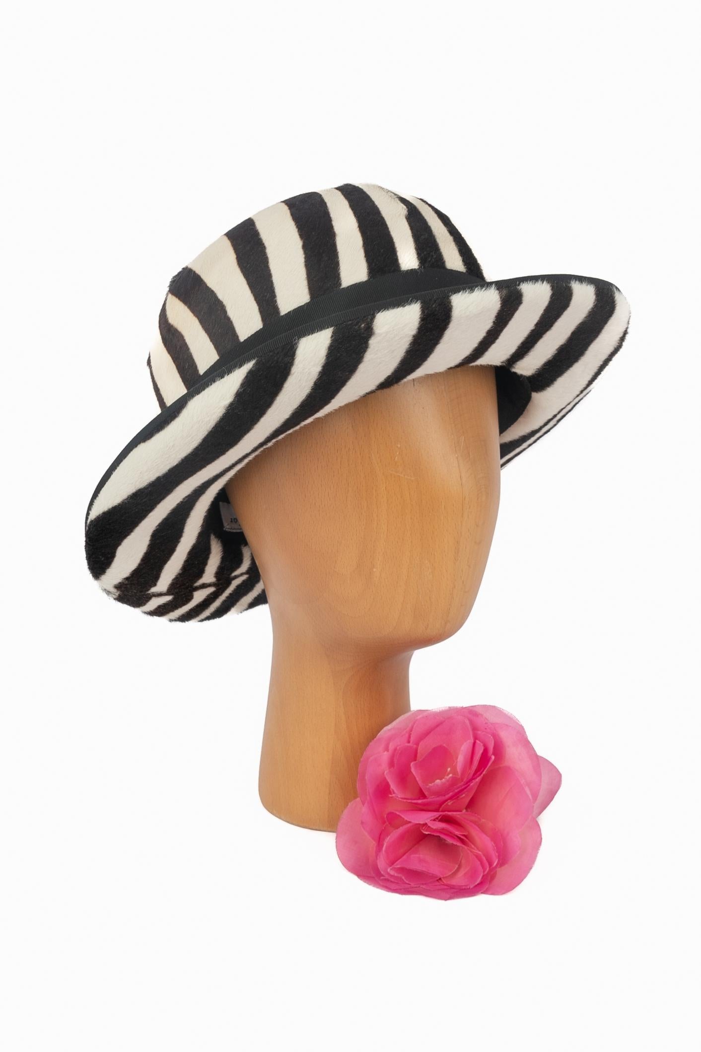 DIOR - (Made in France) Cappello in pelle di vitello simile a un puledro con stampa zebrata, un nastro di velluto a coste nero e un fiocco. Taglia 58 indicata. Collezione Autunno-Inverno 2004 sotto la direzione artistica di John