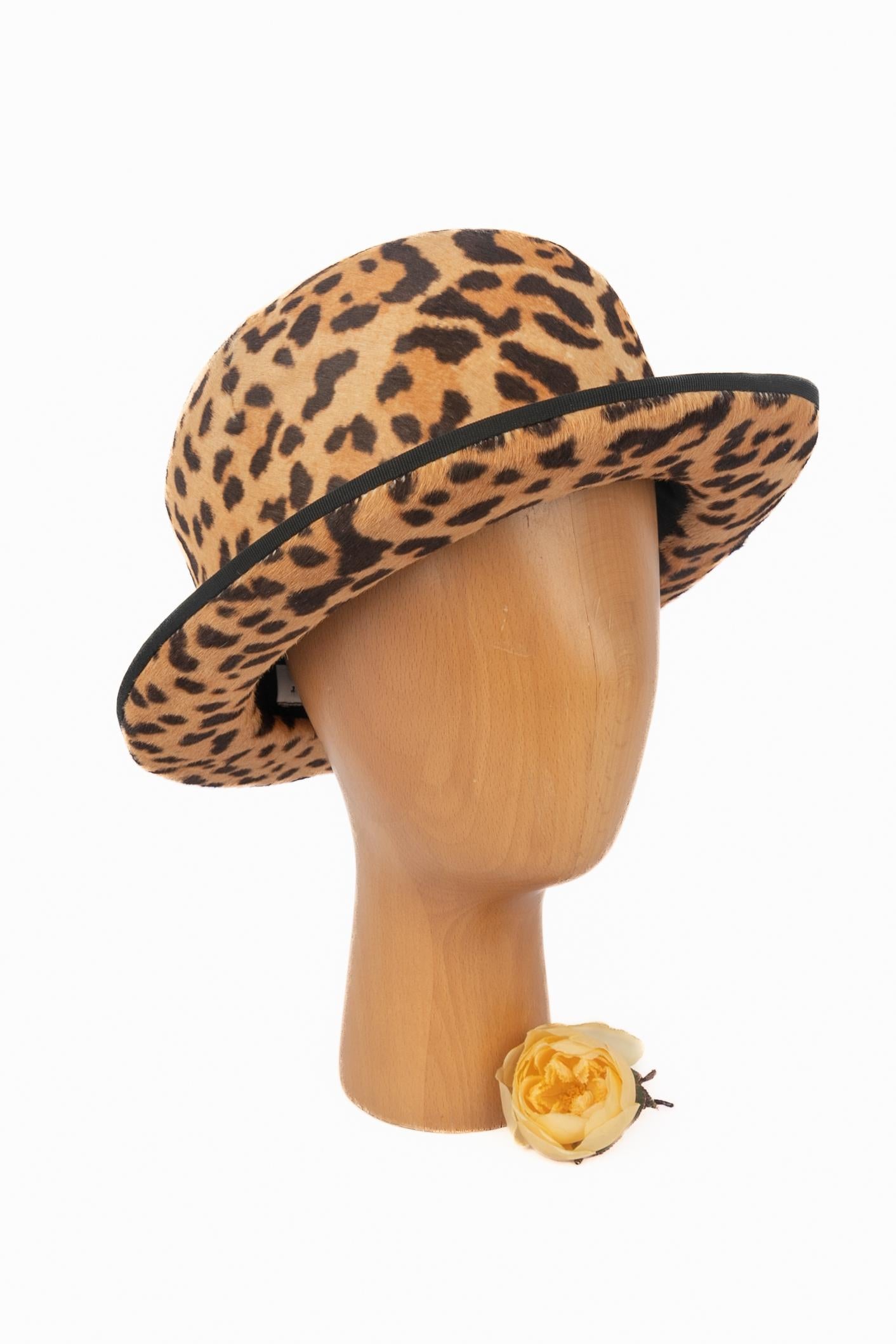DIOR - (Made in France) Cappello in pelle di vitello con stampa animalier, nastro di velluto a coste nero e fiocco. Taglia 58 indicata. Collezione Autunno-Inverno 2004 sotto la direzione artistica di John Galliano.

Condizioni:
Ottime