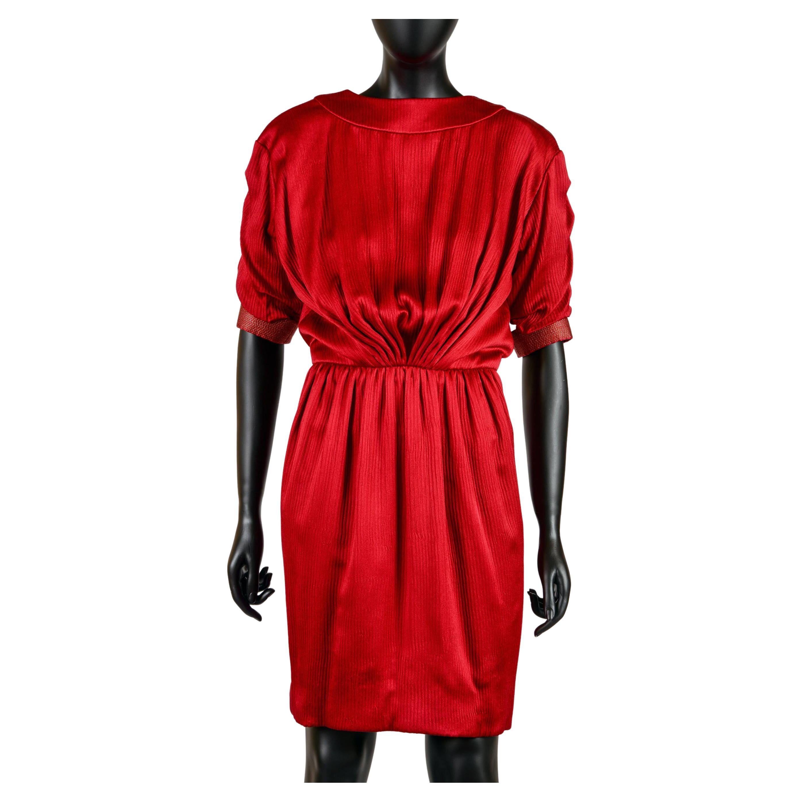 Christian Dior
HAUTE COUTURE PARIS
Dress N° 27974   -  1990s  -  Gianfranco Ferré art director
Ruby red silk pleating with silk lining in the same colour

Size IT 42, approx.
Flat measures: 
Length: 94 cm.
Chest width: 42 cm.
Waistline: 37