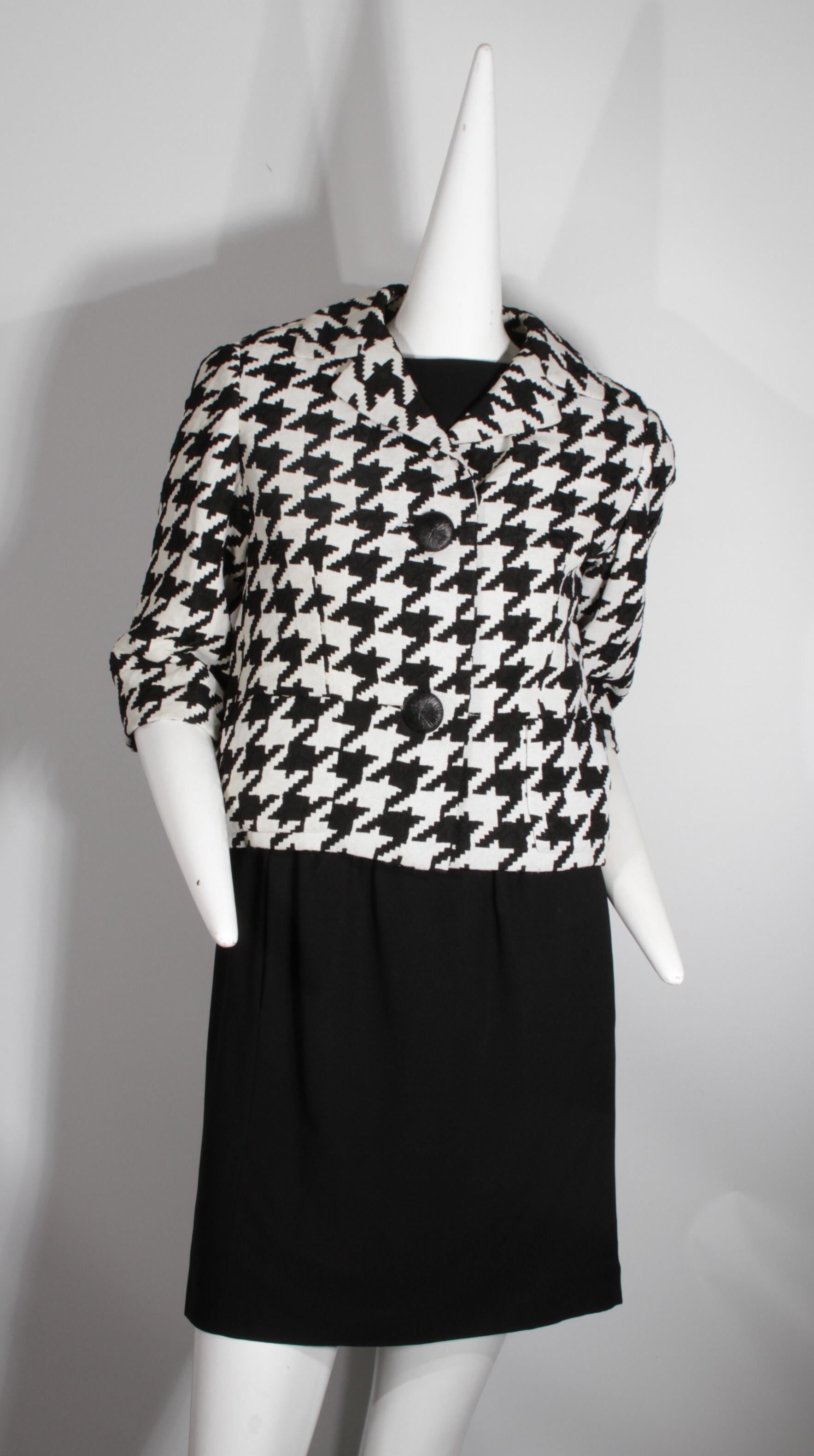 Prodotto a New York.
Christian Dior, Haute Couture, abito cucito a mano e blazer in pied-de-poule, anni '50 circa. Collezione importante, provenienza su richiesta. Realizzato su misura dal campionario di Christian Dior negli anni '50 per sua figlia.