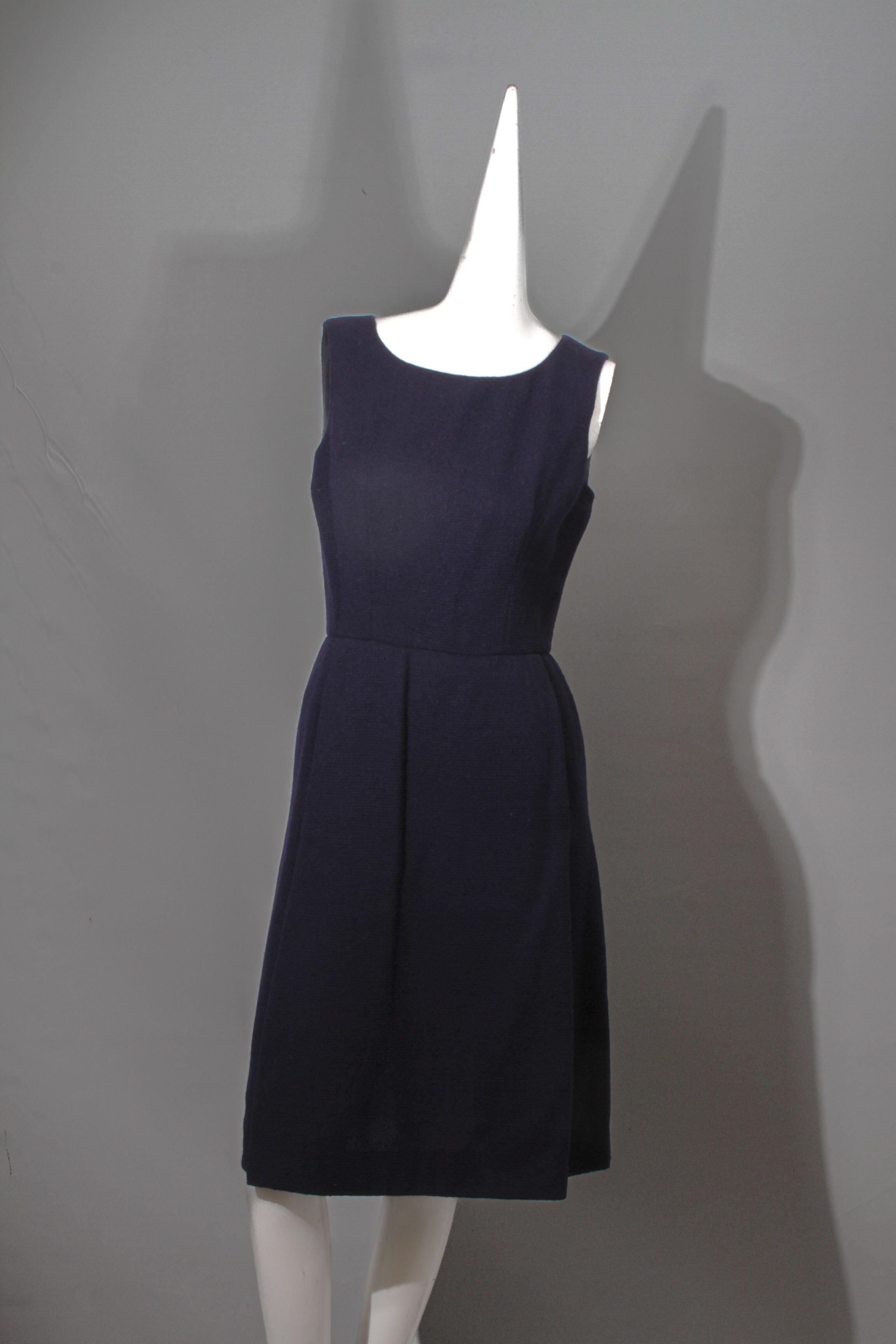 Christian Dior, Haute Couture, handgenähtes Ensemble in Oxford-Blau, CIRCA 1950, mit Provenienz. Raffinierte, geradlinige Silhouetten, ungebrochene Linien mit architektonischem Flair. Geradlinige und schnörkellose Linien, die die Ära der