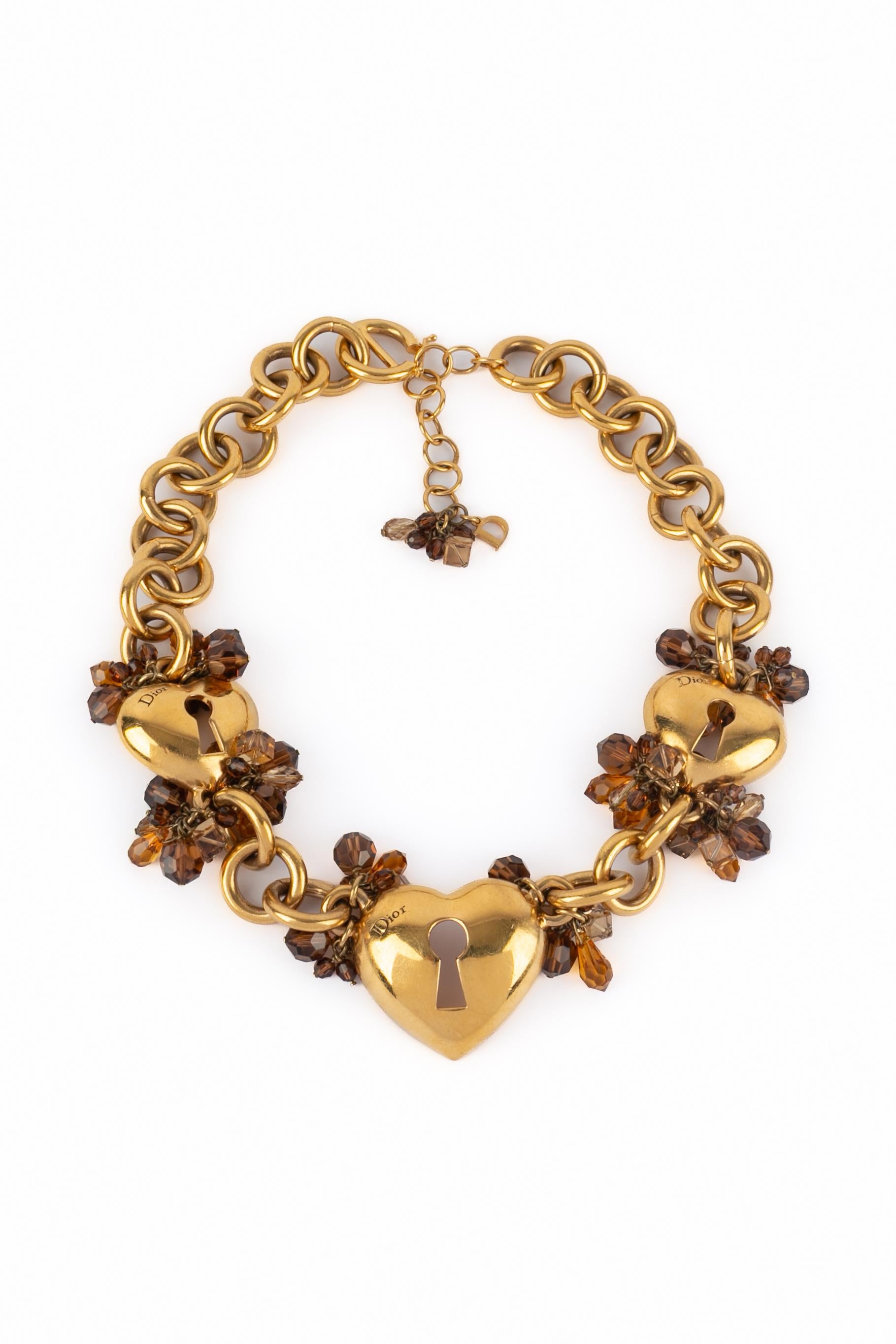 DIOR - Goldenes Metallcollier mit Herzen und facettierten Perlen.

Bedingung:
Sehr guter Zustand

Abmessungen:
Länge: von 48 cm bis 52 cm

SKU:BC12