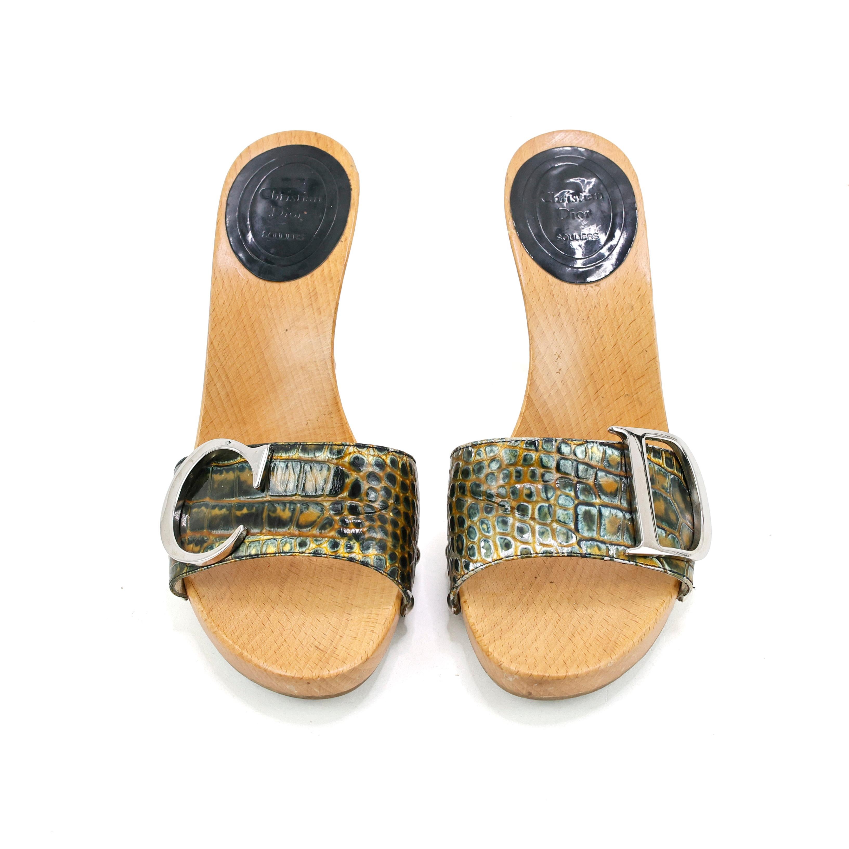 Christian Dior heels - mules in Croc embossed leather and wood with CD logo. Size 38 EU

Condition:
Really good.