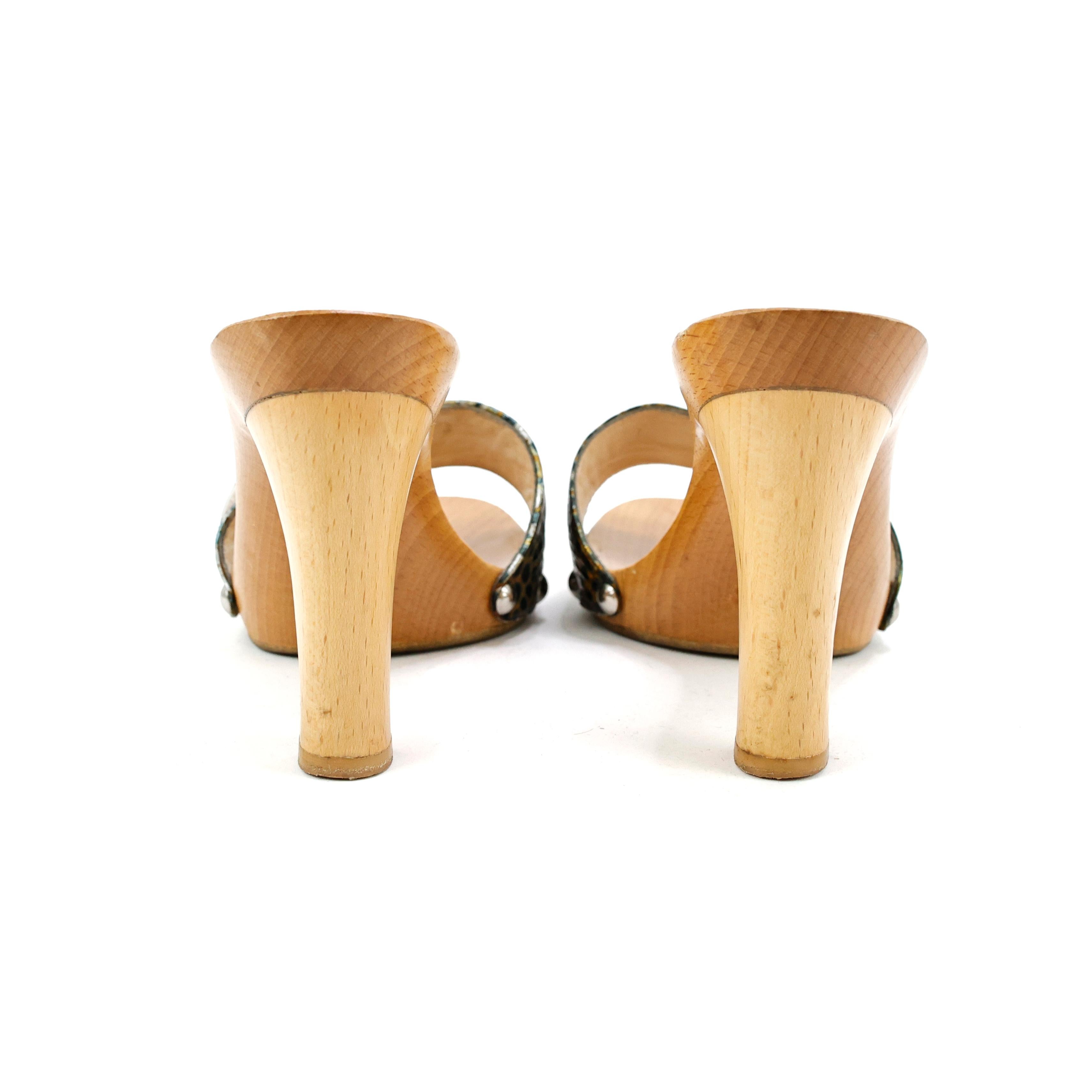 Beige Christian Dior heels -  mules in Croc embossed leather and wood with CD logo For Sale