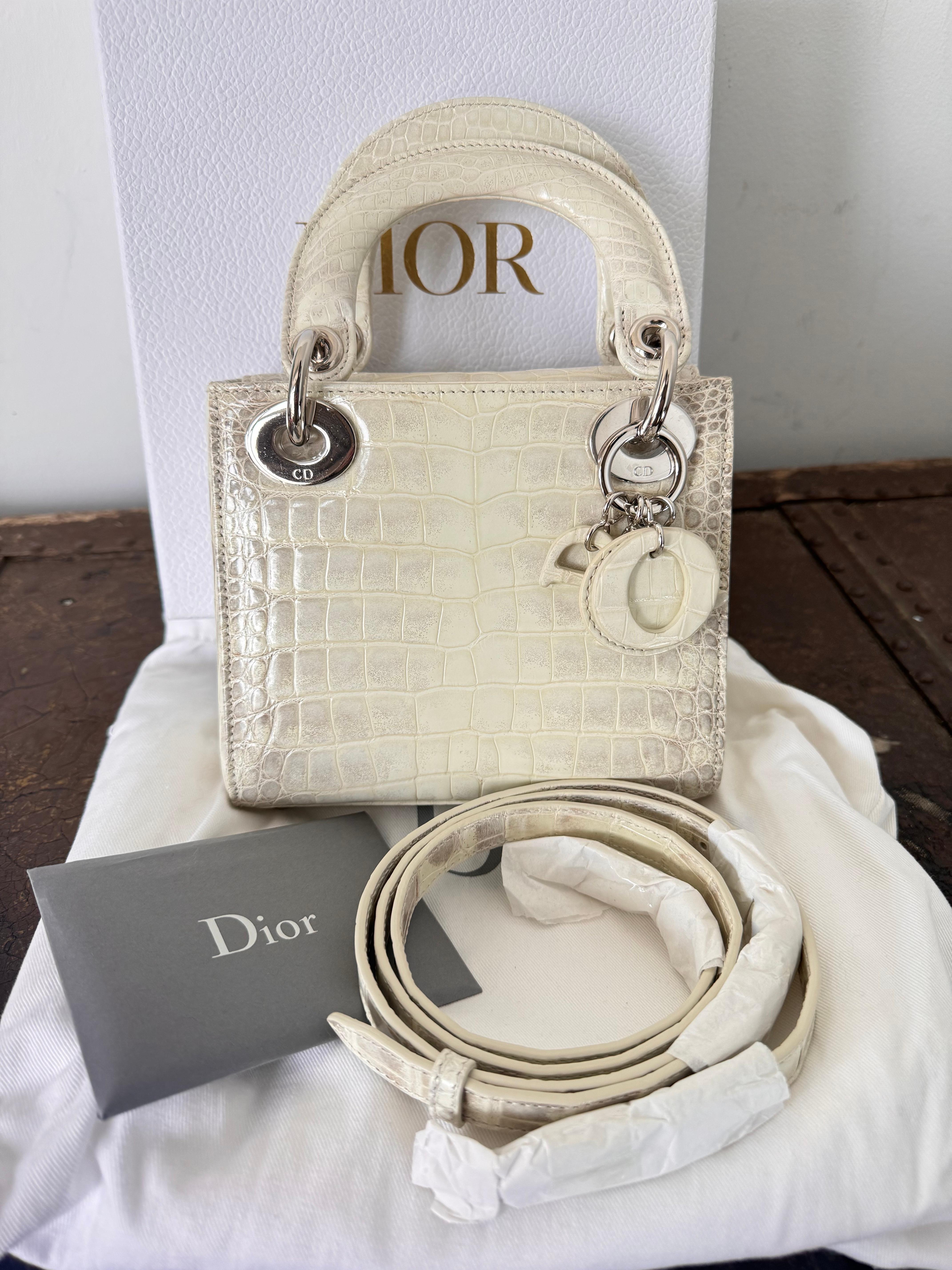 Ce sac Christian Dior Himalaya Mini Lady Dior est un parangon de luxe et de sophistication, méticuleusement conçu pour être une pièce intemporelle dans toute collection. Il est neuf, n'a jamais été porté et est livré impeccablement emballé dans sa