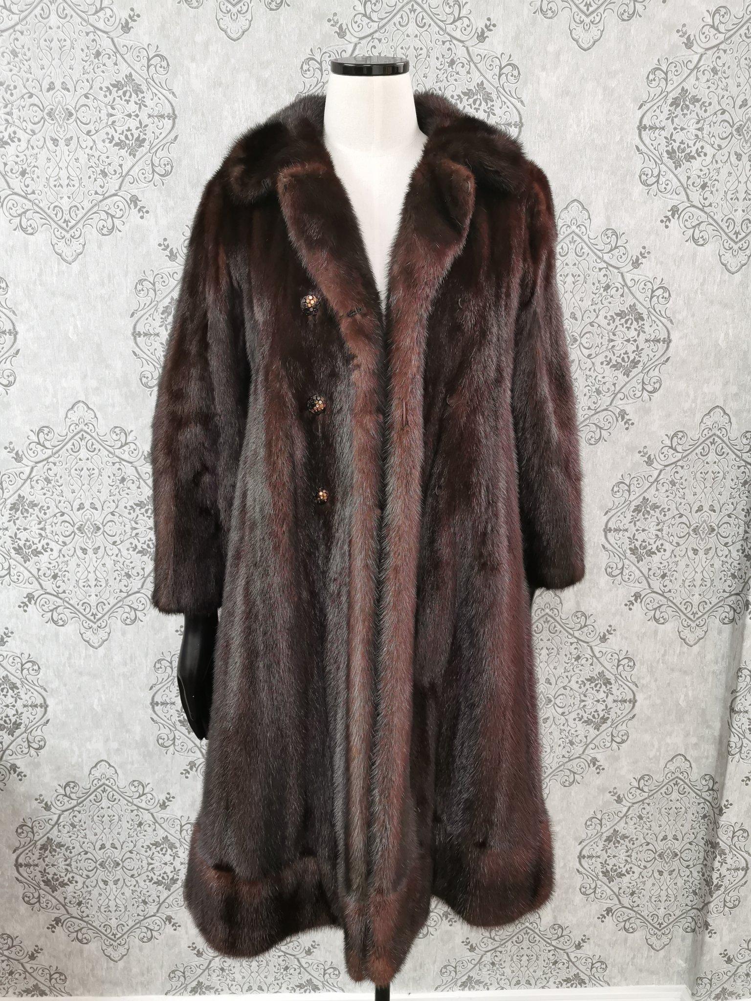 DESCRIPTION : 284 CHRISTIAN DIOR MINK FUR COAT SIZE 6:

Notch collar, straight sleeves, supple skins, beautiful fresh fur, european german clasps for closure, too slit pockets, nice big full pelts skins in excellent condition.

This item is made in