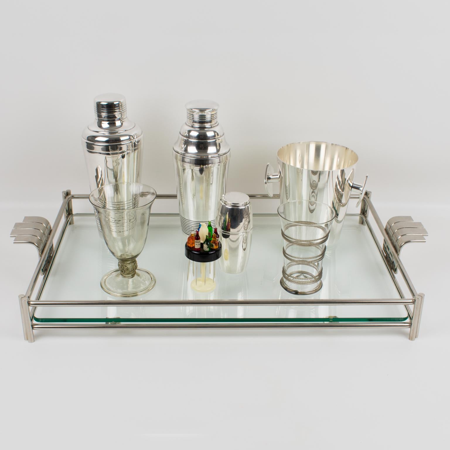 Moderne Christian Dior Home Barware Plateau de service en verre et en métal argenté en vente