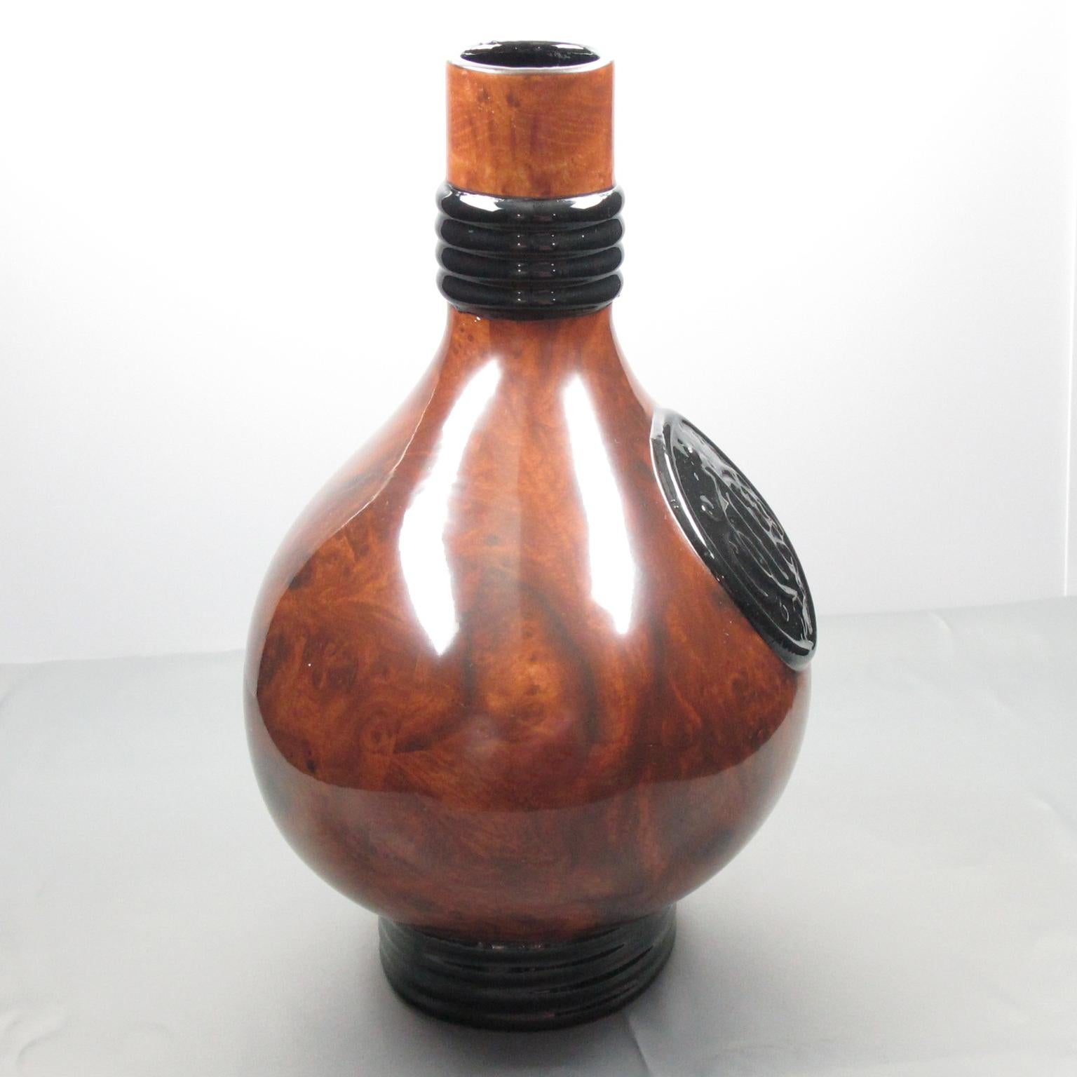 Questo splendido vaso in ceramica a forma di anfora di Christian Dior Paris è un bellissimo pezzo d'accento per qualsiasi stanza. Il pezzo è stato realizzato in Francia nel 1980 circa per la Dior Interior Collection. La ceramica lucida presenta un