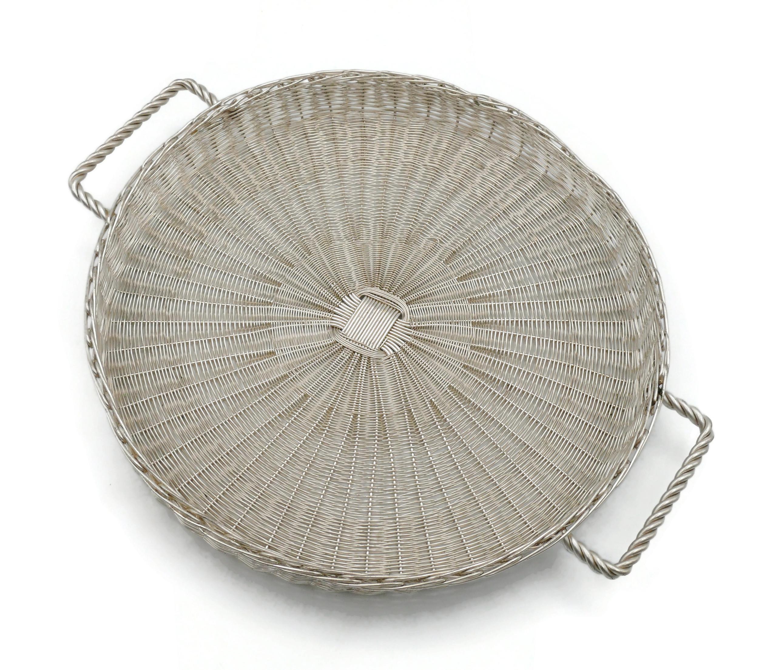 CHRISTIAN DIOR Home Collection vintage silver plated wicker style basket with handles.

Embossed CHRISTIAN DIOR.

Indicative measurements : diameter approx. 26.5 cm (10.43 inches) / total width including the handles approx. 31.5 cm (12.40 inches) /