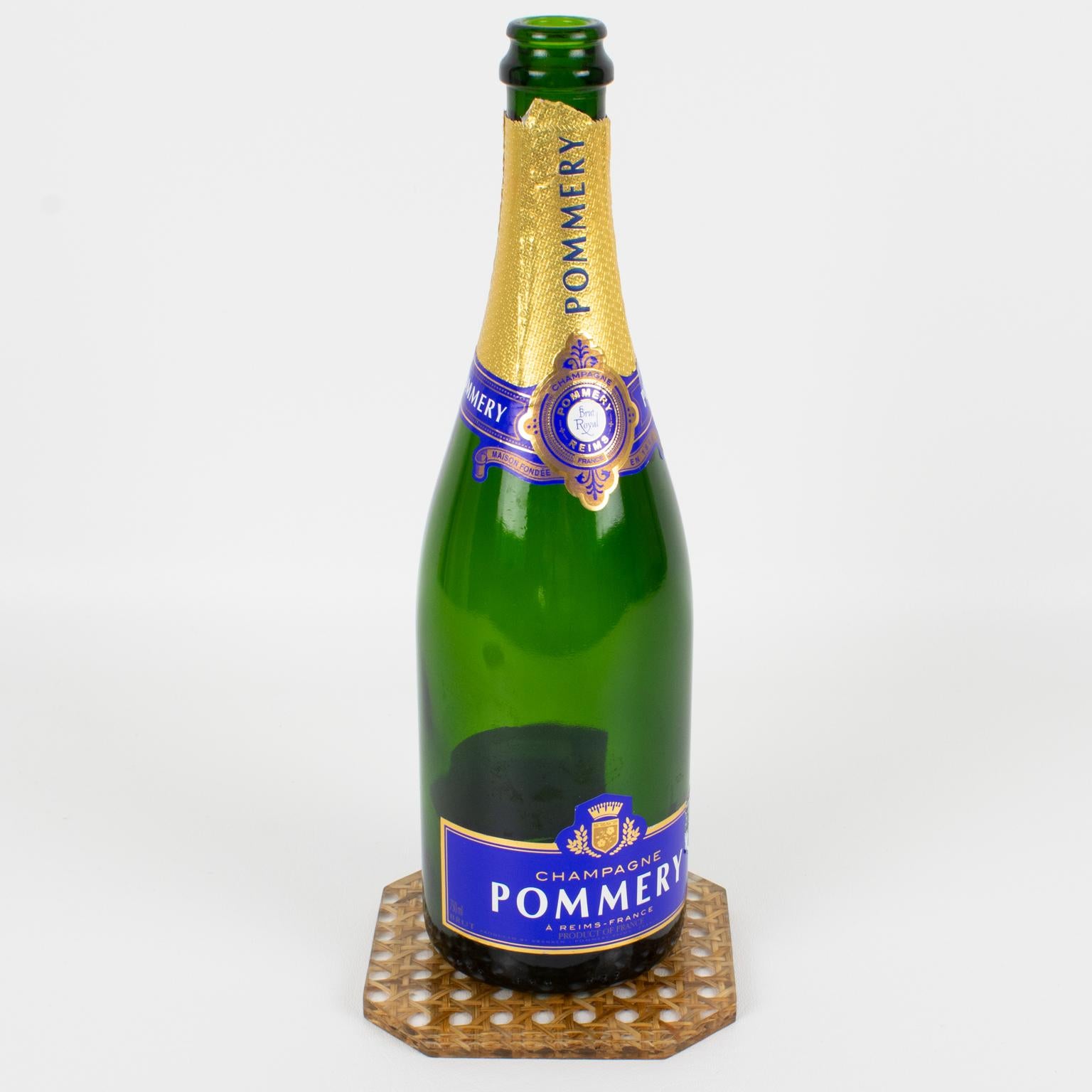 Christian Dior Home Lucite und Rattan Barware Weinuntersetzer. ein Paar (Ende des 20. Jahrhunderts) im Angebot