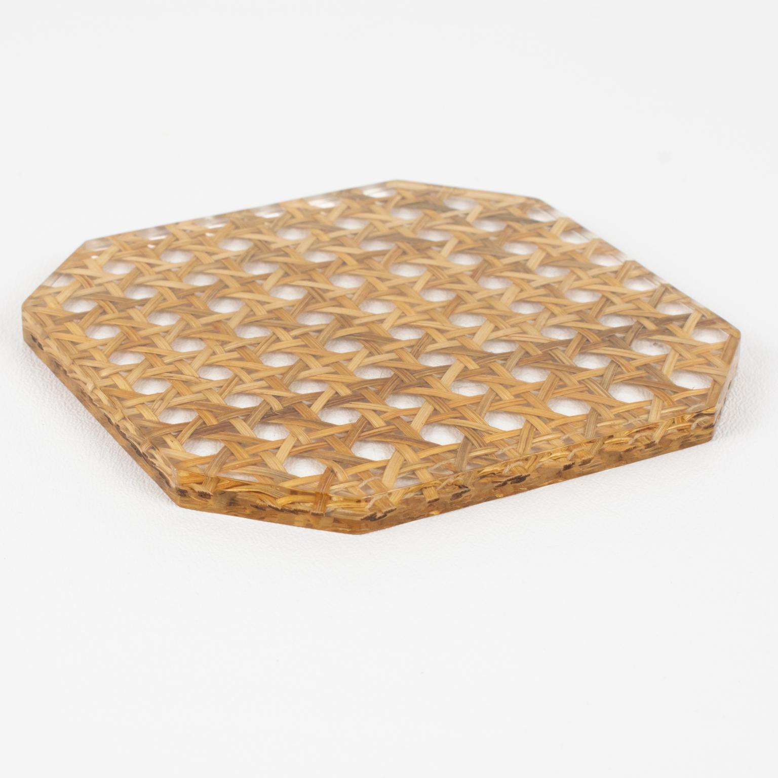 Christian Dior Home Lucite und Rattan Barware Weinuntersetzer. ein Paar im Angebot 1