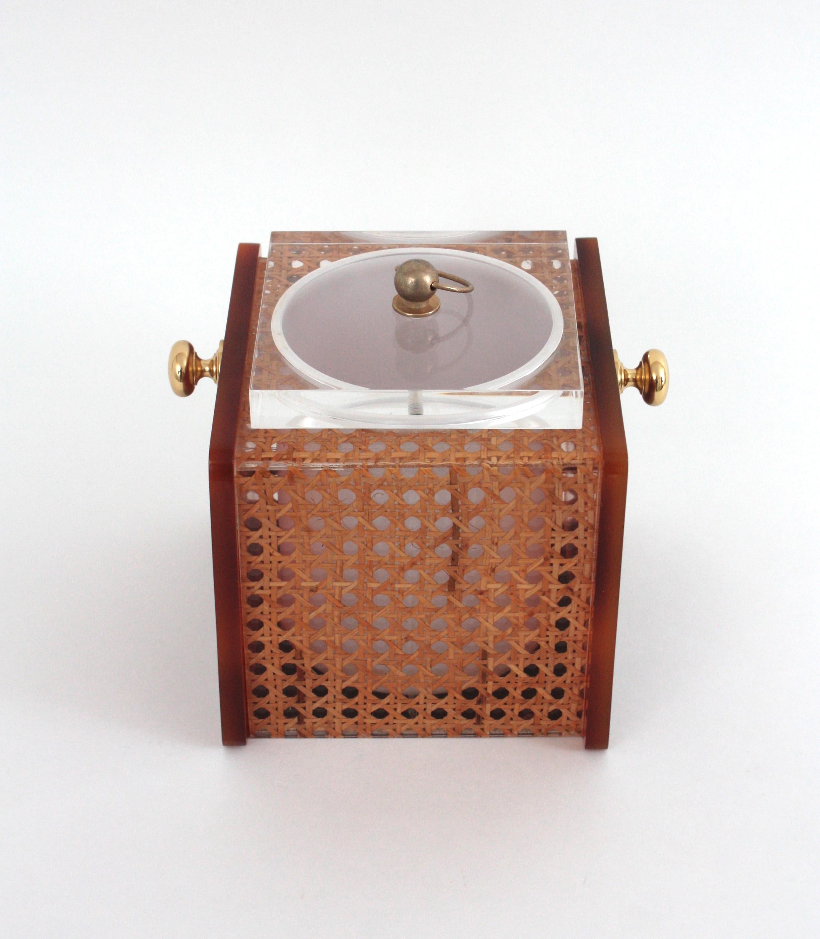 Secchiello per il ghiaccio in lucite, vimini e ottone di Christian Dior Home, 1970 in vendita 6