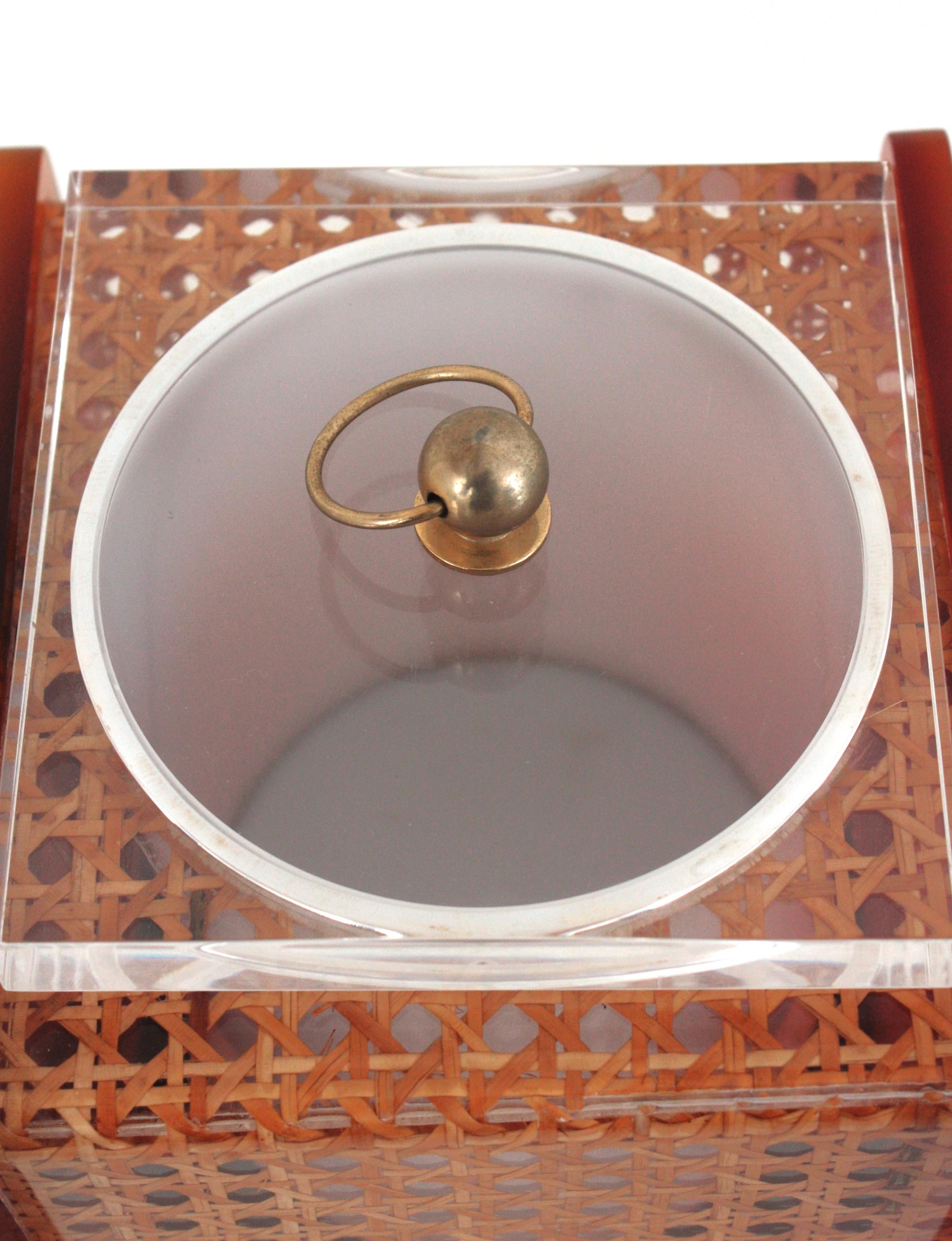 Secchiello per il ghiaccio in lucite, vimini e ottone di Christian Dior Home, 1970 in vendita 10