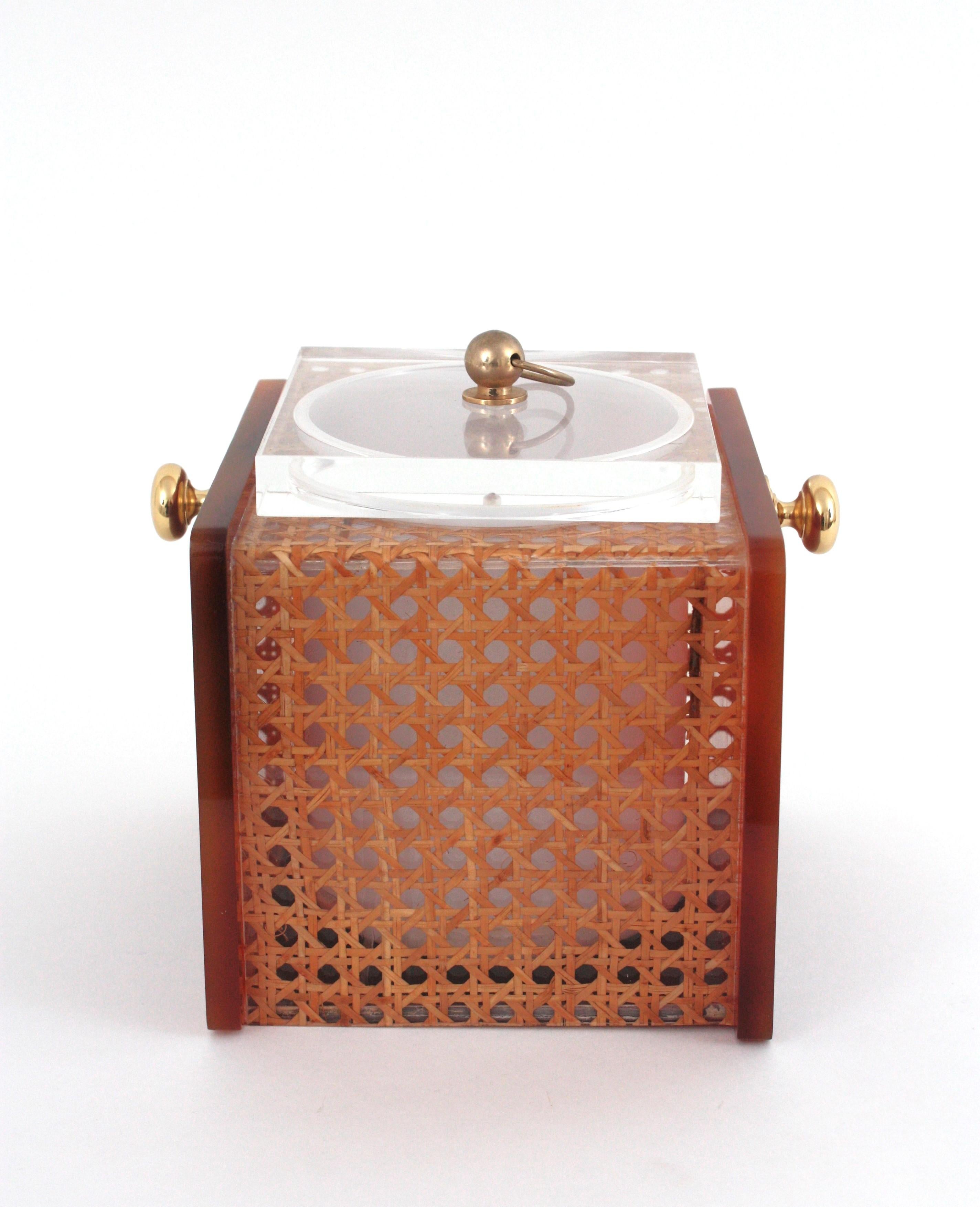Secchiello per il ghiaccio quadrato in lucite di Caning del Medioevo con maniglie in ottone, Francia, anni '70.
Elegante contenitore per il ghiaccio a forma di cubo in stile Mid-Century Modern, composto da una lastra di lucite con un intreccio di