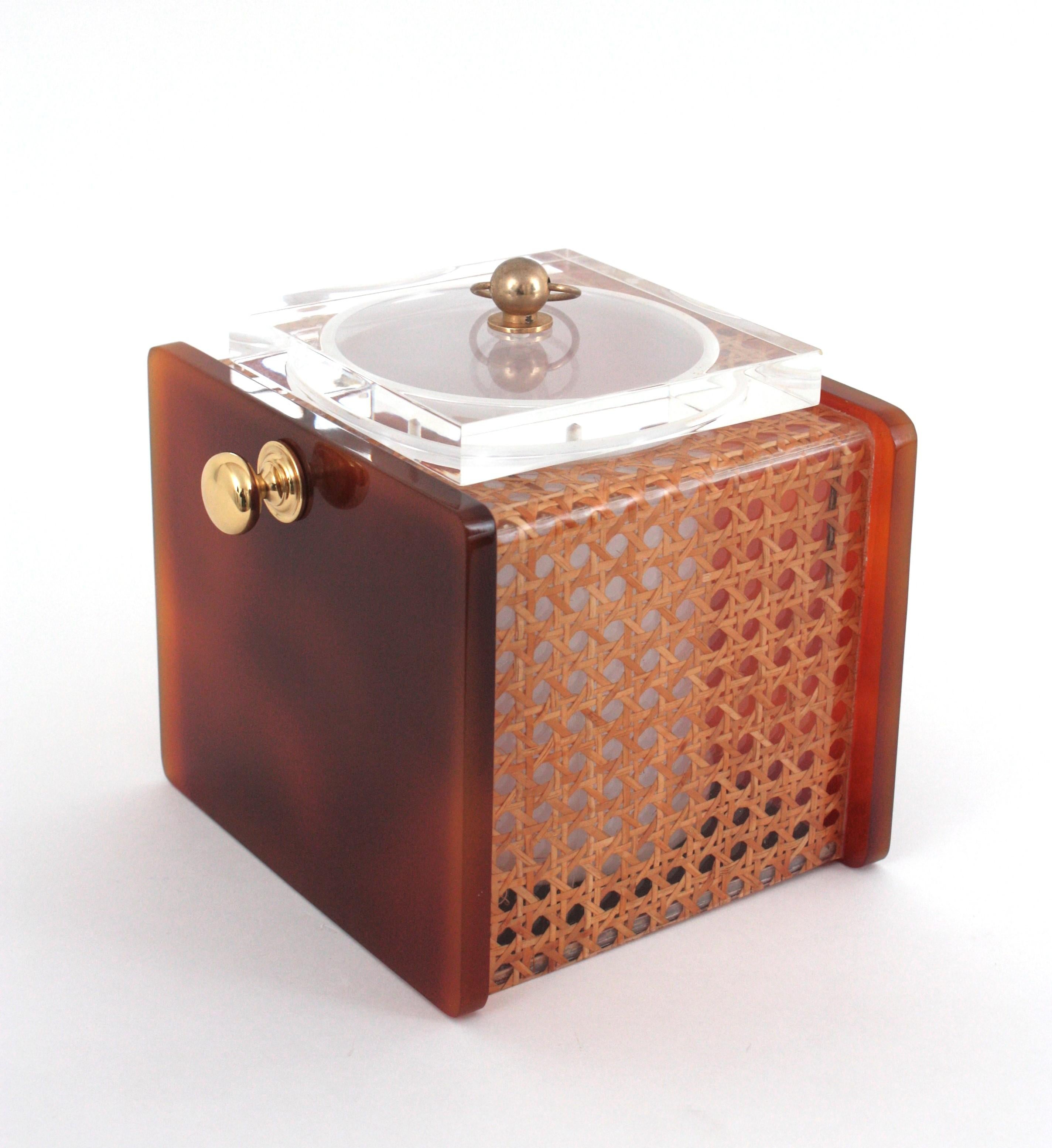Francese Secchiello per il ghiaccio in lucite, vimini e ottone di Christian Dior Home, 1970 in vendita