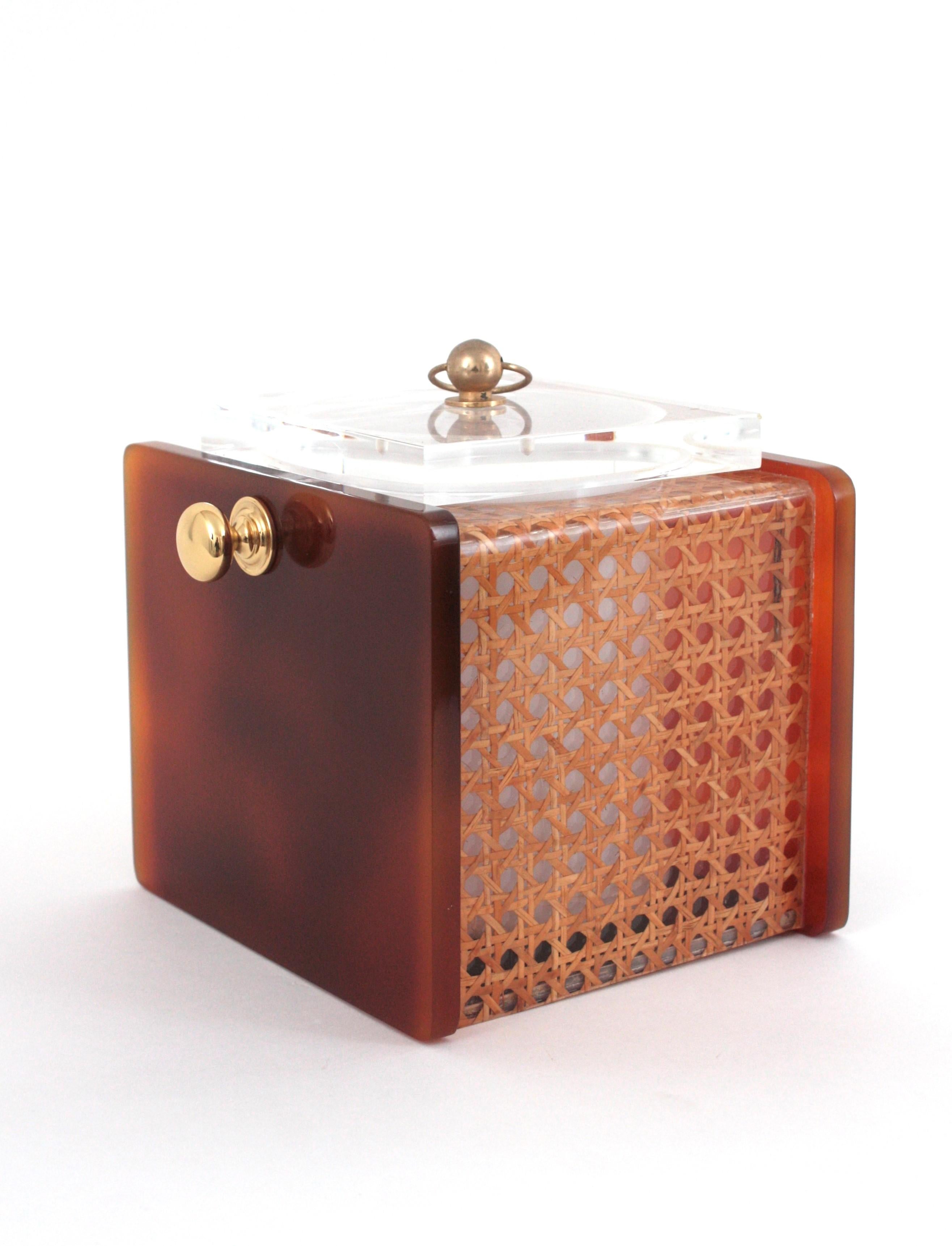 XX secolo Secchiello per il ghiaccio in lucite, vimini e ottone di Christian Dior Home, 1970 in vendita