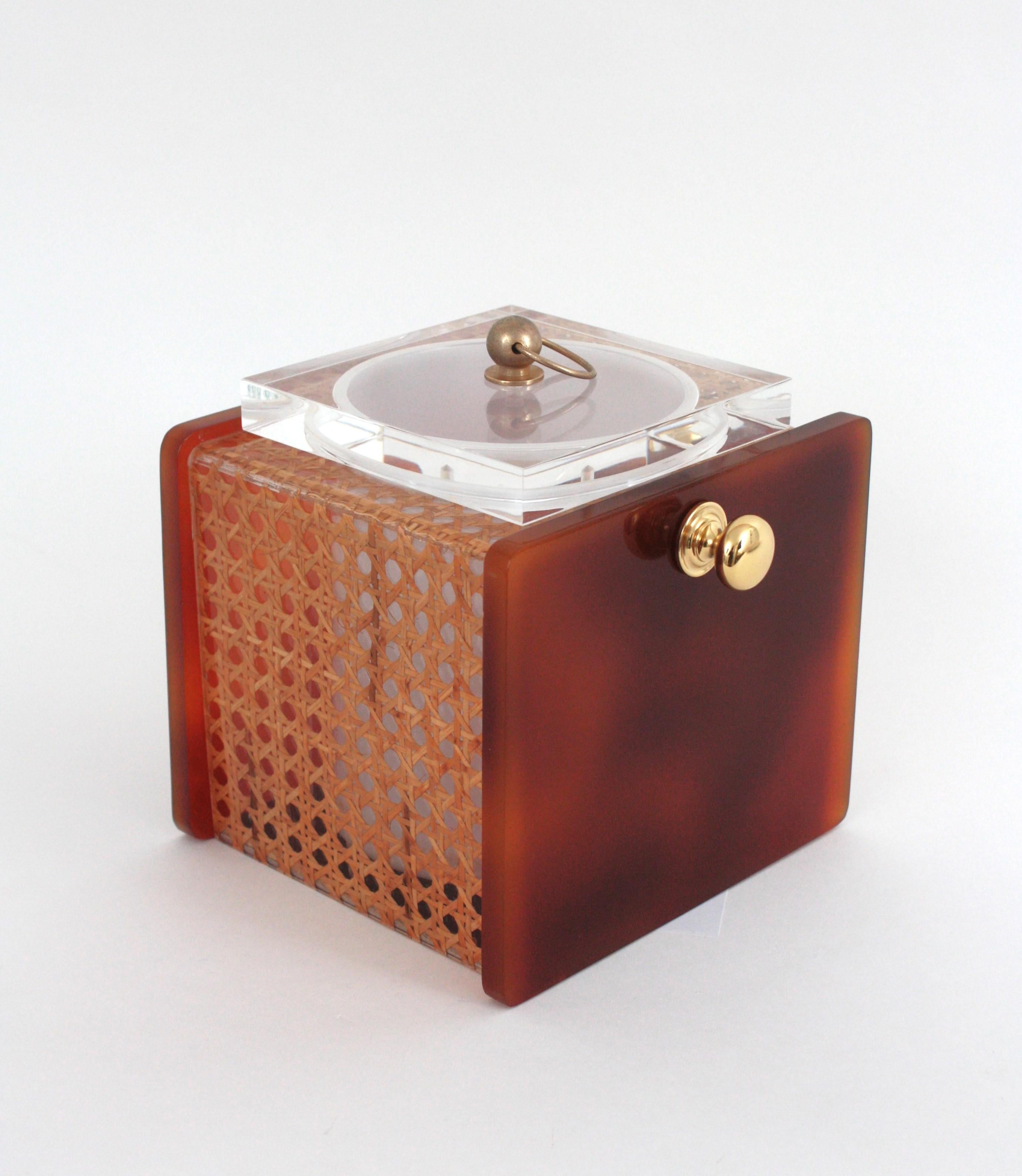 Secchiello per il ghiaccio in lucite, vimini e ottone di Christian Dior Home, 1970 in vendita 1